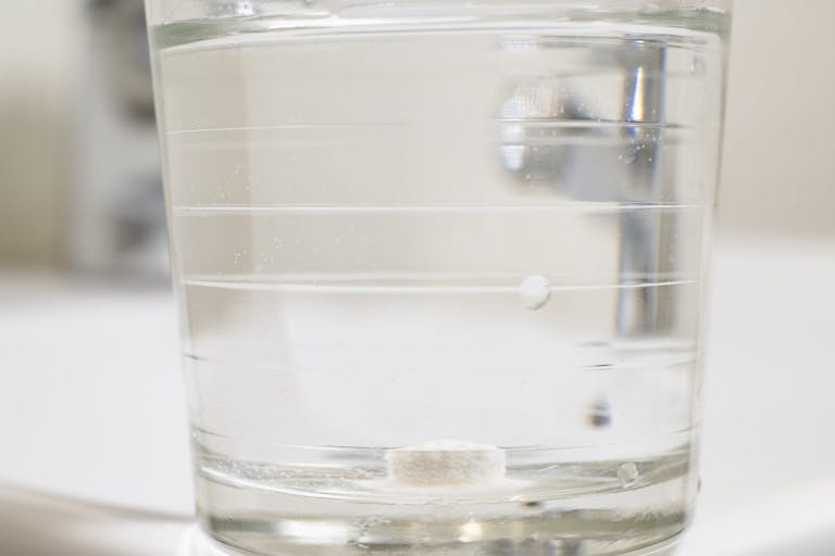 Photo: Aitor Diago/Getty Images Glass of water with a pill inside it.