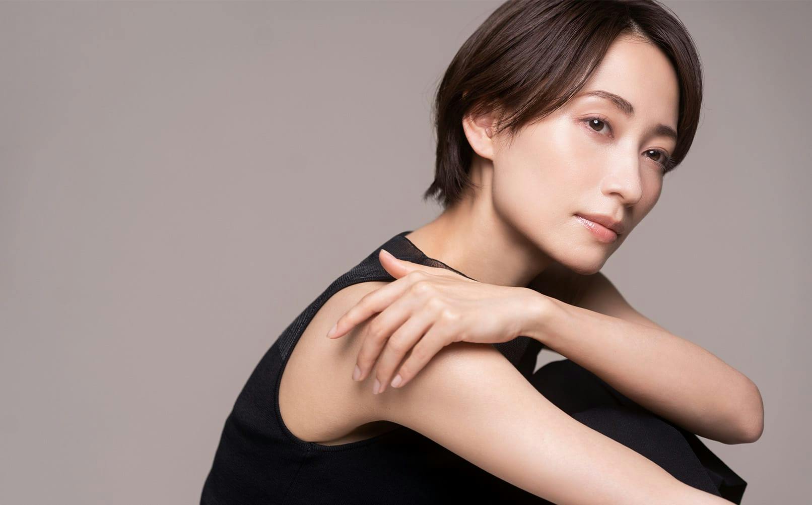 woman with short hair with hand on her shoulder