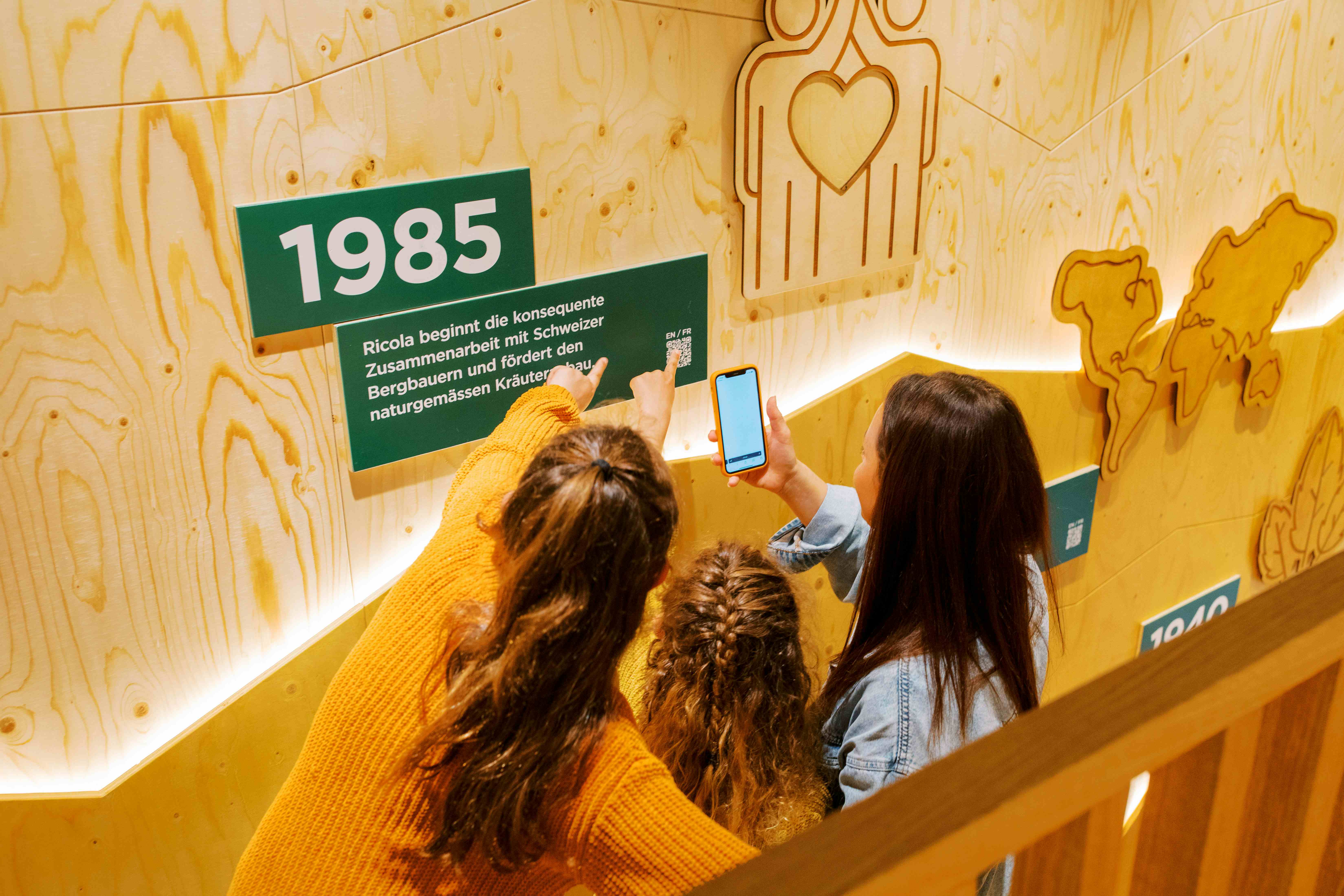 Familie in einem Ricola Laden