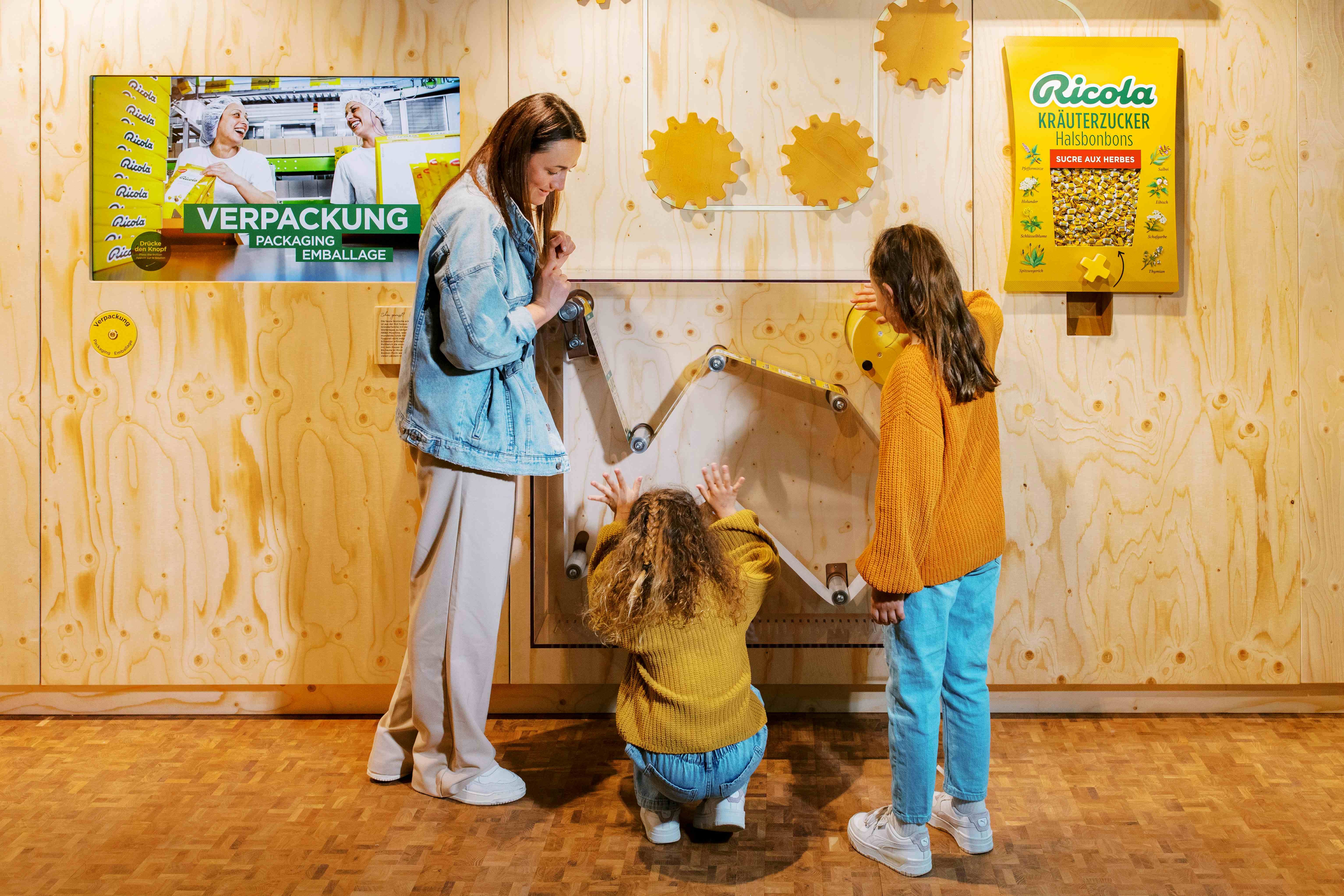 Familie in einem Ricola Laden