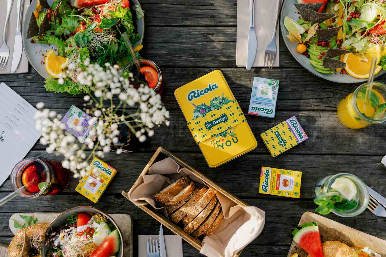 Ricola-Süßigkeiten auf Holztisch