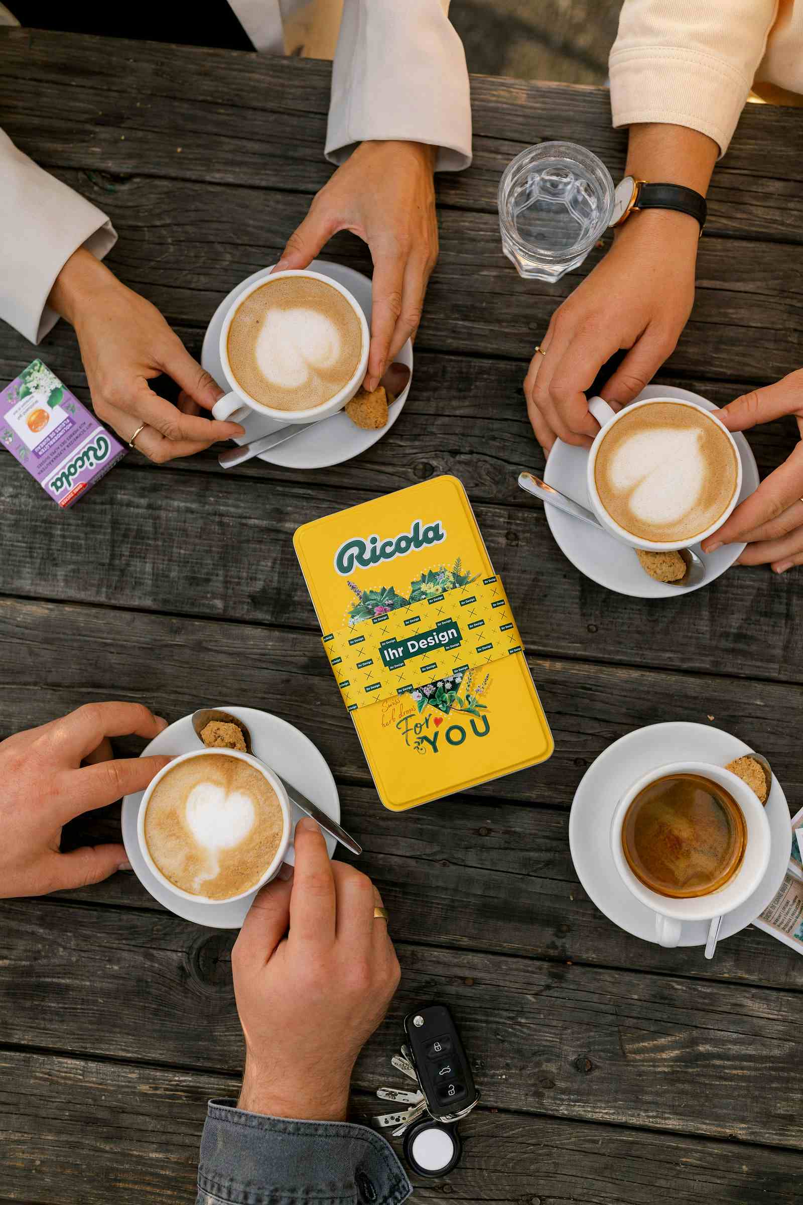 Ricola-Süßigkeiten auf Holztisch