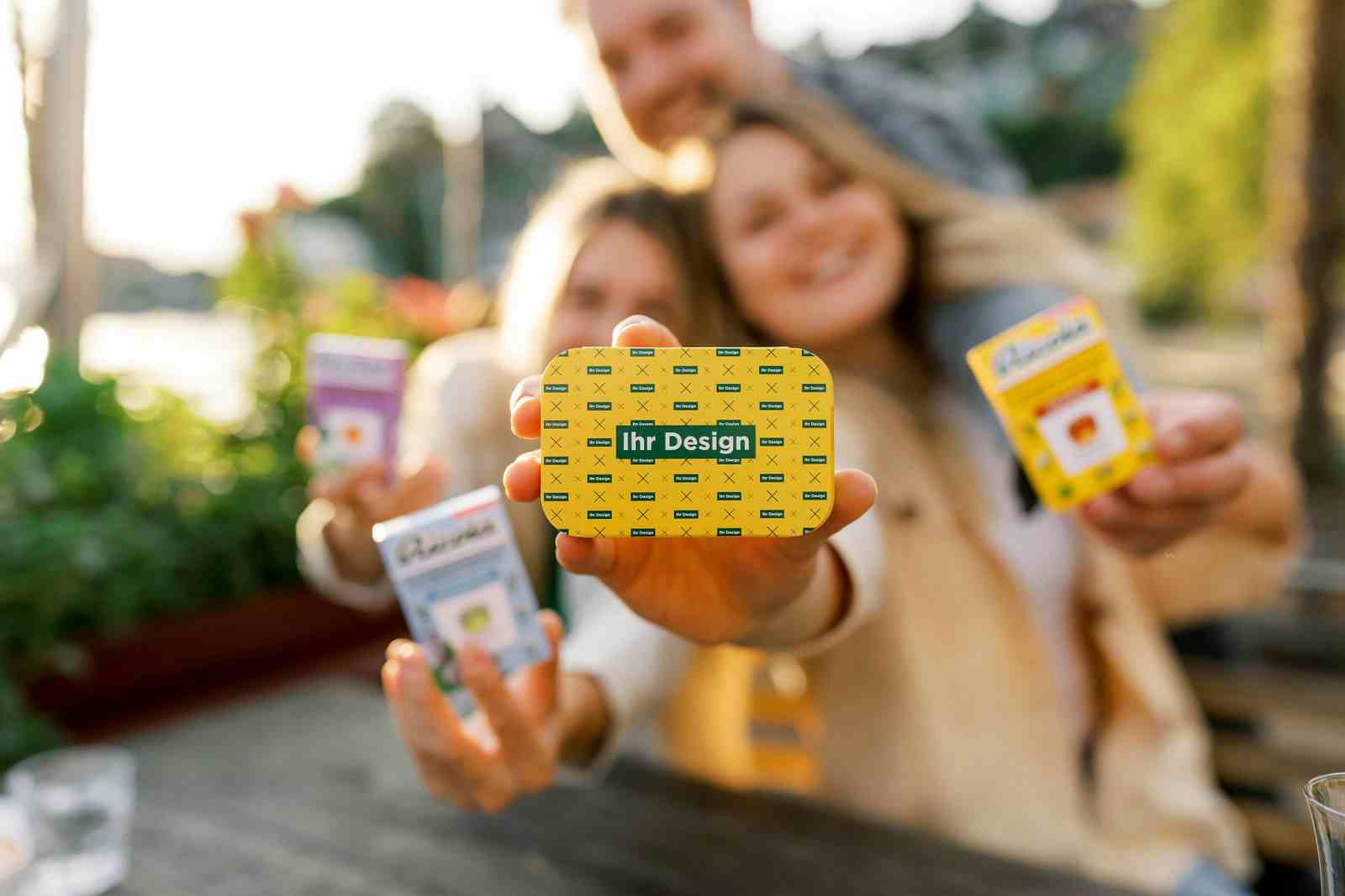 Menschen mit Ricola-Produkten