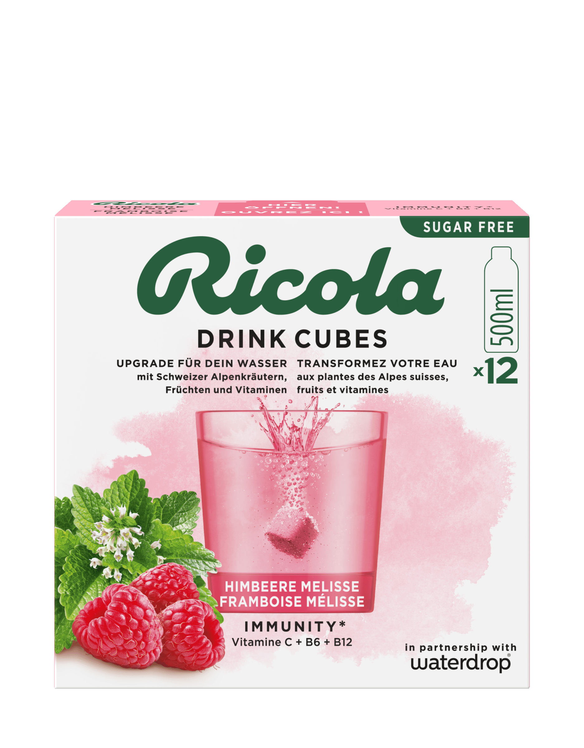 Emballage de Ricola Drink Cubes Framboise et Menthe avec une boisson rose.