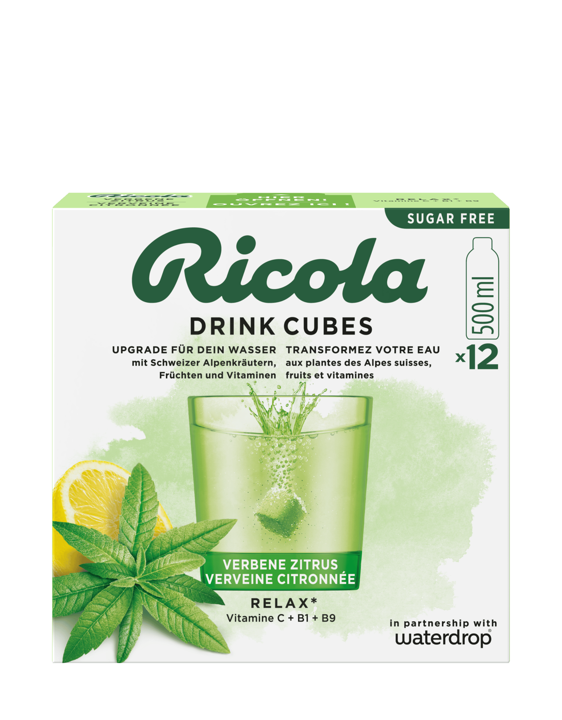 L'emballage des glaçons Ricola saveur « Verbene Zitrus » présente une feuille de menthe et un citron à côté d'un verre d'eau infusée. Sans sucre.