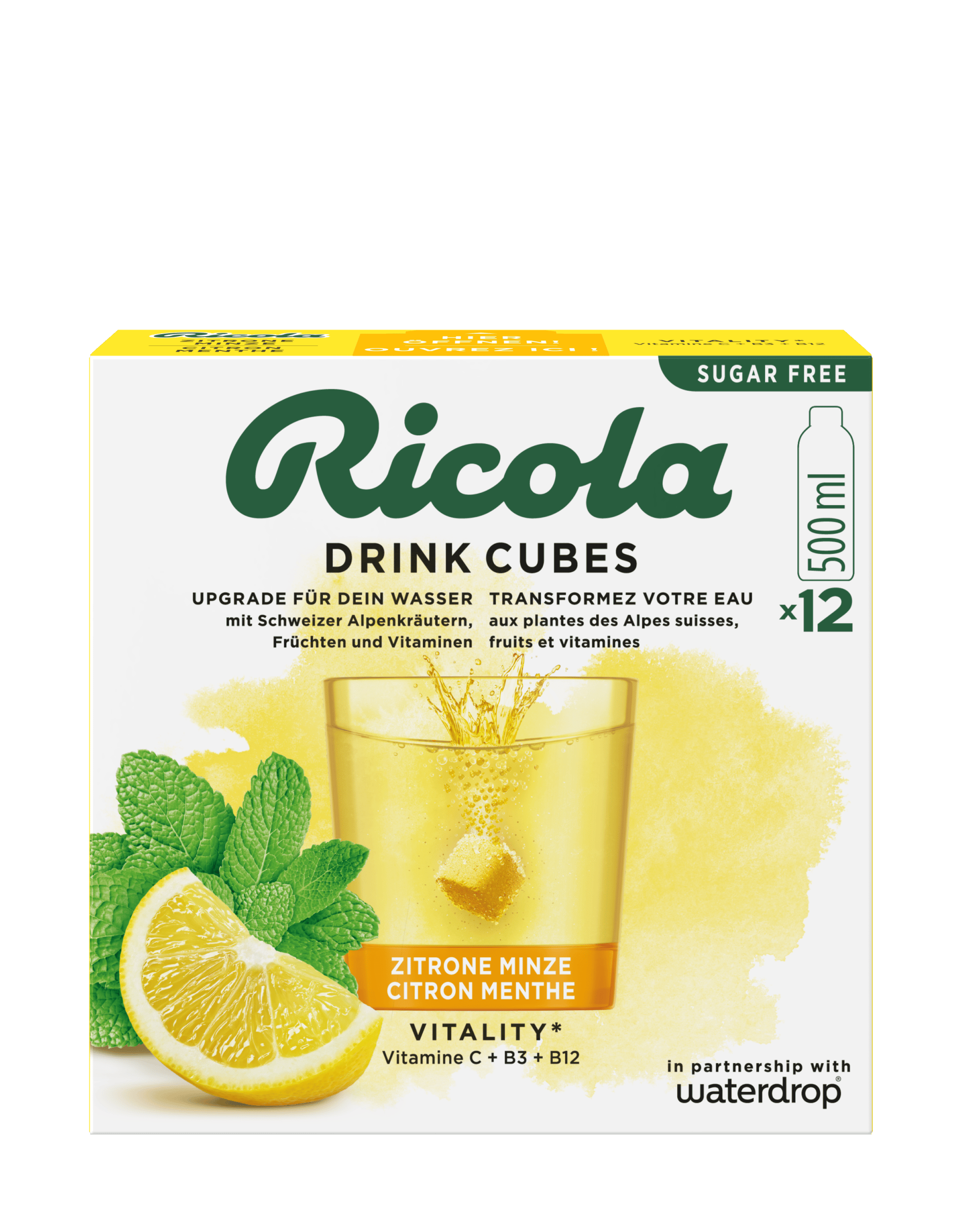 Ricola Drink Cubes Verpackung mit „Zitronenminze“-Geschmack, mit einem Minzblatt und einer Zitrone neben einem Glas aromatisiertem Wasser. Zuckerfrei.