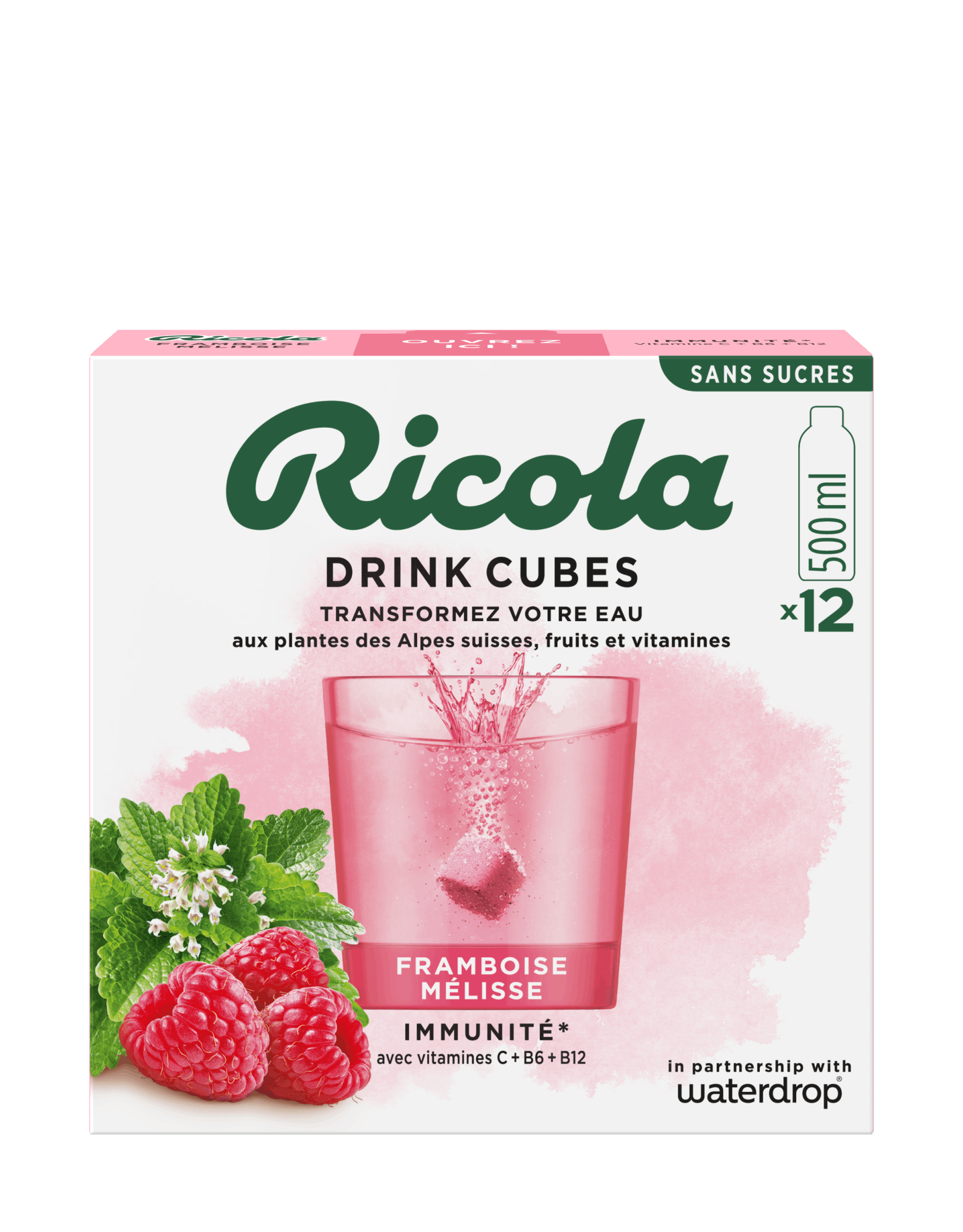 Emballage de Ricola Drink Cubes Framboise et Menthe avec une boisson rose.