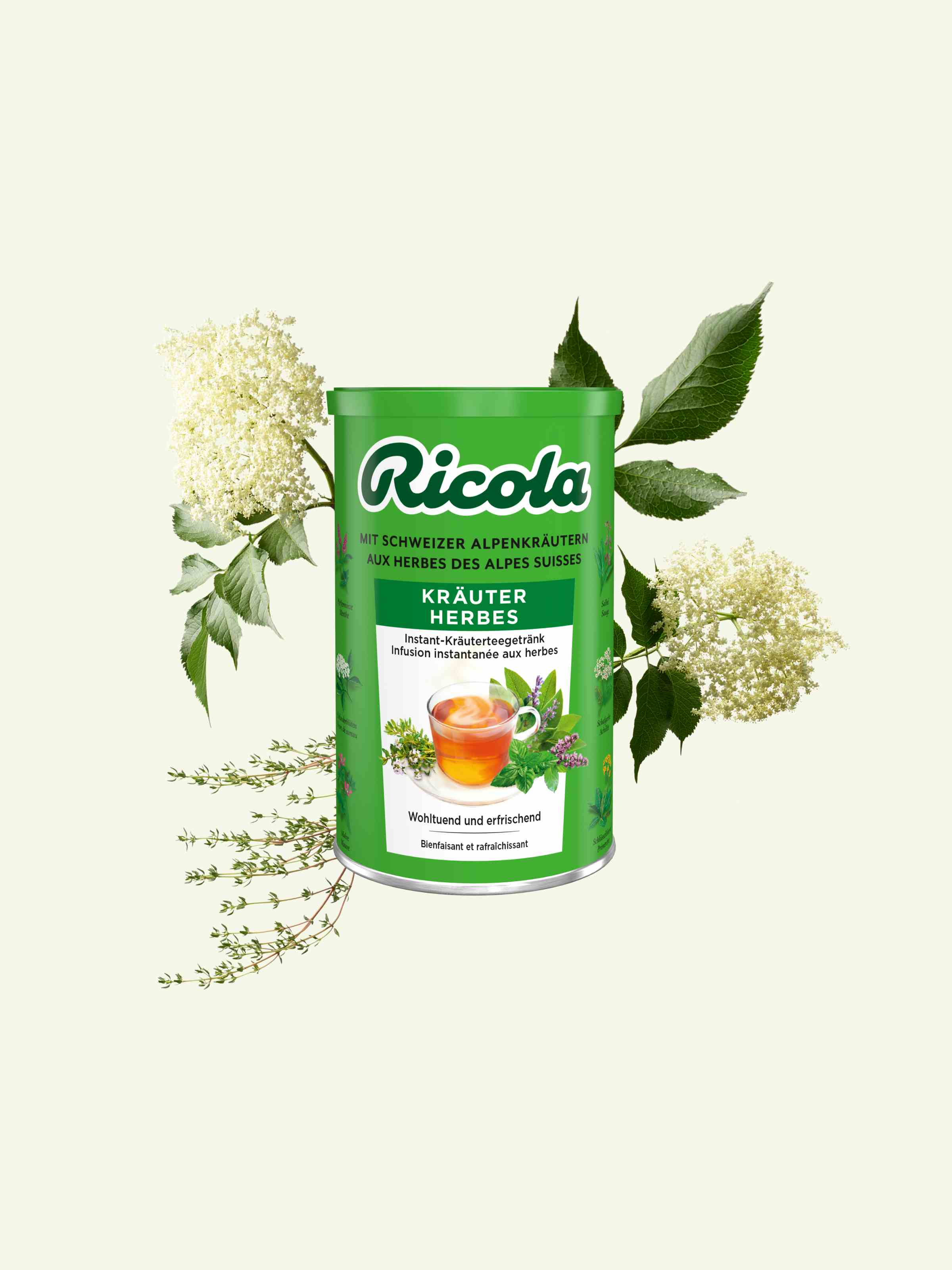 Eine grüne Dose Ricola-Kräutertee, umgeben von weißen Blüten und Blättern, mit gut sichtbarer Angabe des Markennamens und der Produktbeschreibung.