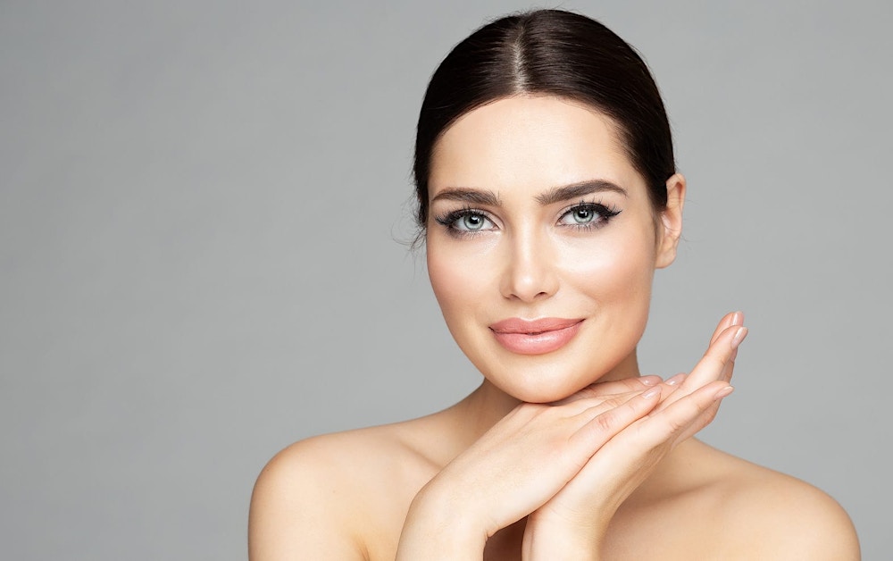 woman leaning on her hands