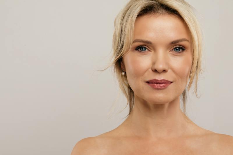 Portrait of a mature woman highlighting her facial contours and jawline.