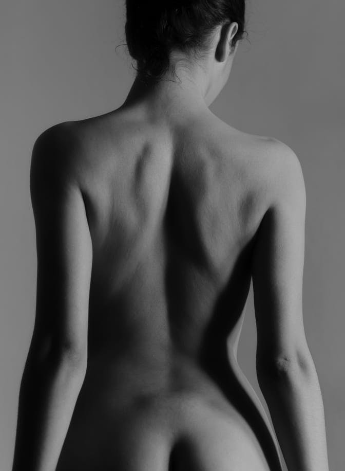Back of a woman without clothes