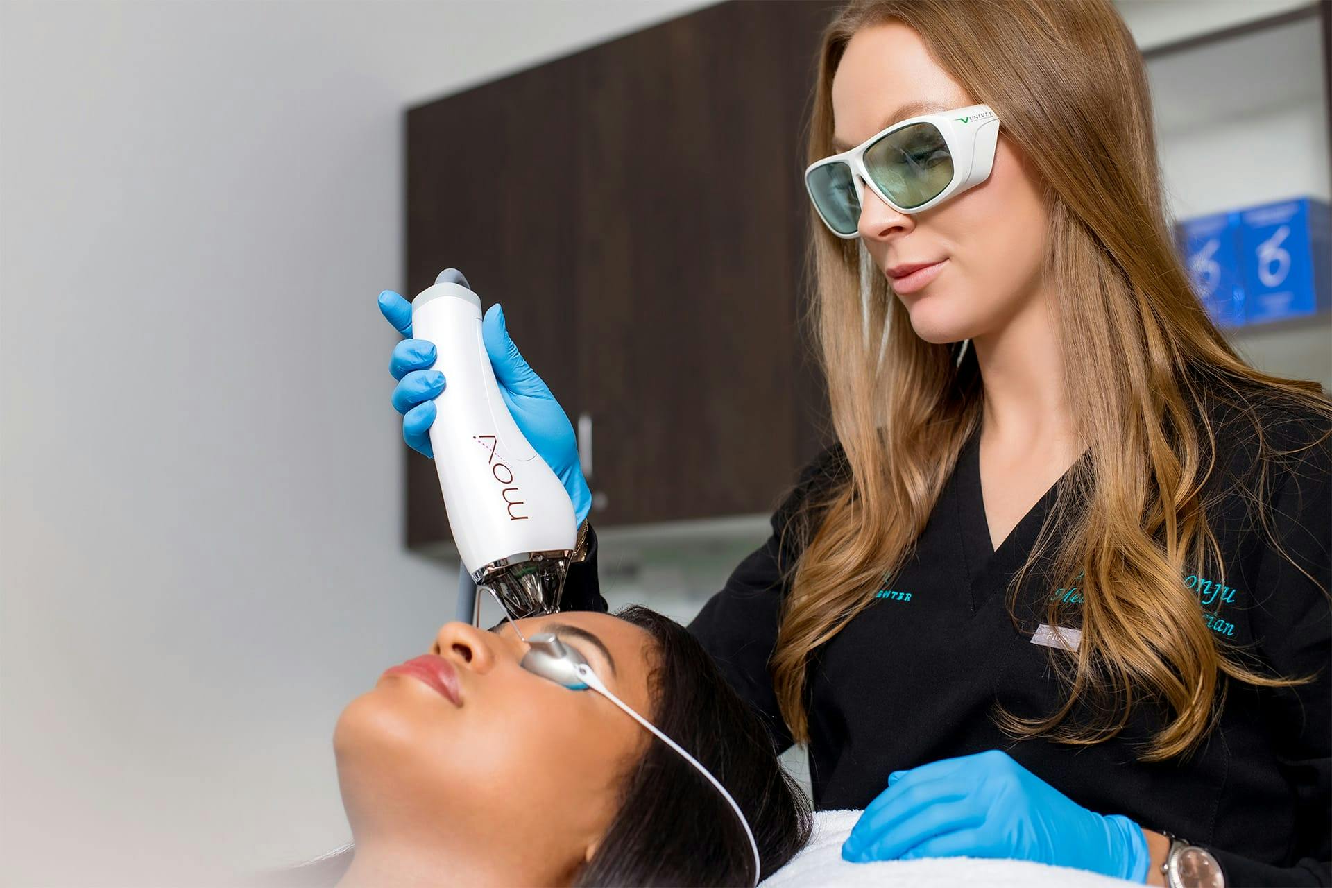 Woman receiving MOXI laser treatment