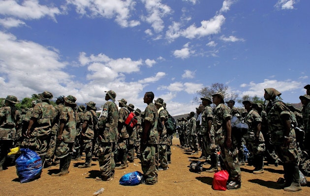 Leden van de Colombiaanse paramilitaire groepering Autodefensas Unidas de Colombia bij een demobilisatieceremonie La Mesa, in 2006.