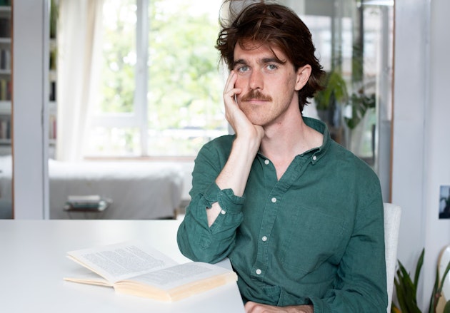 Filosoof Roel Meijvis met boek Camus