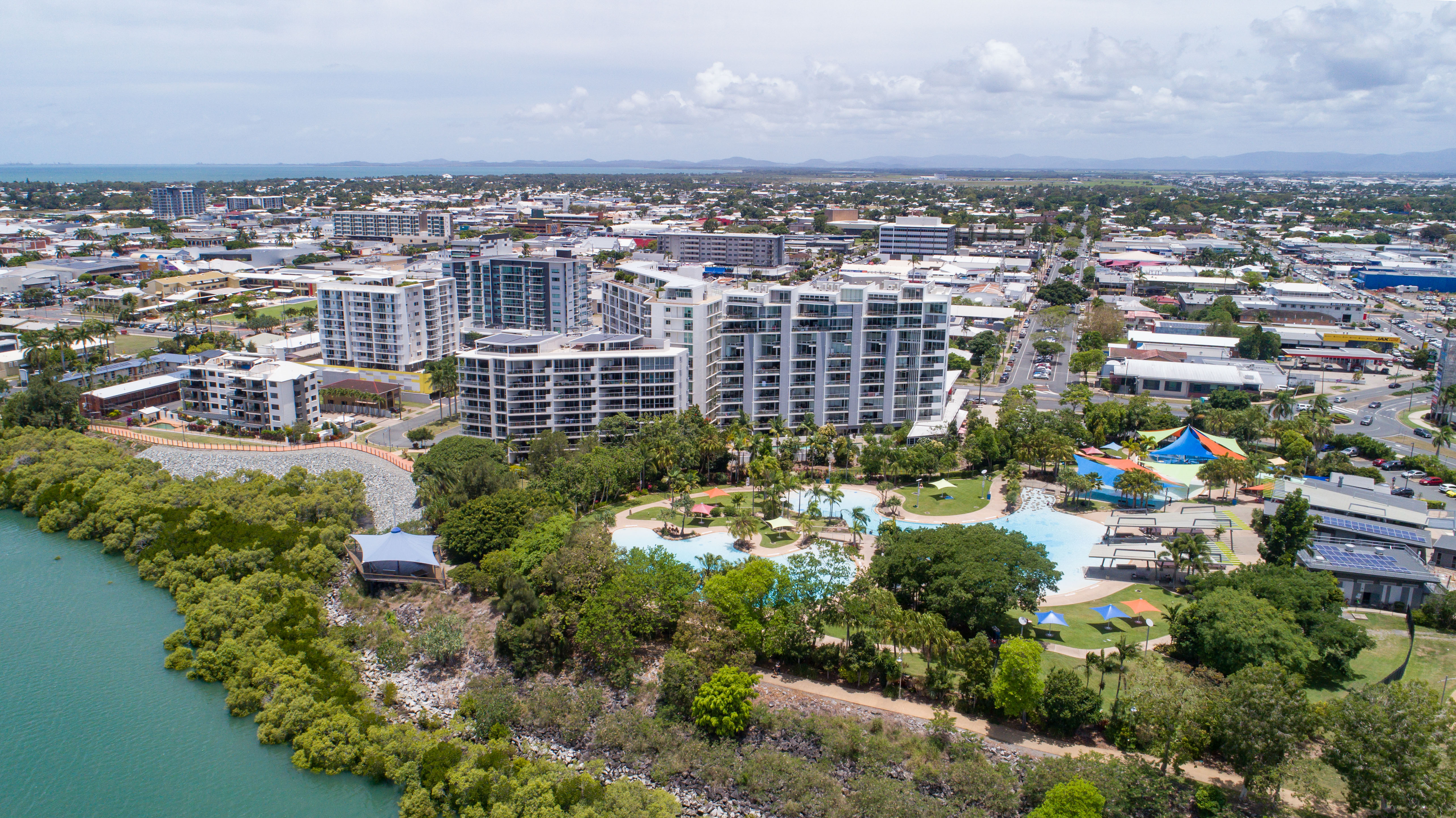 Mackay Blue Lagoon showing buildings, houses, swimming pool, community and others