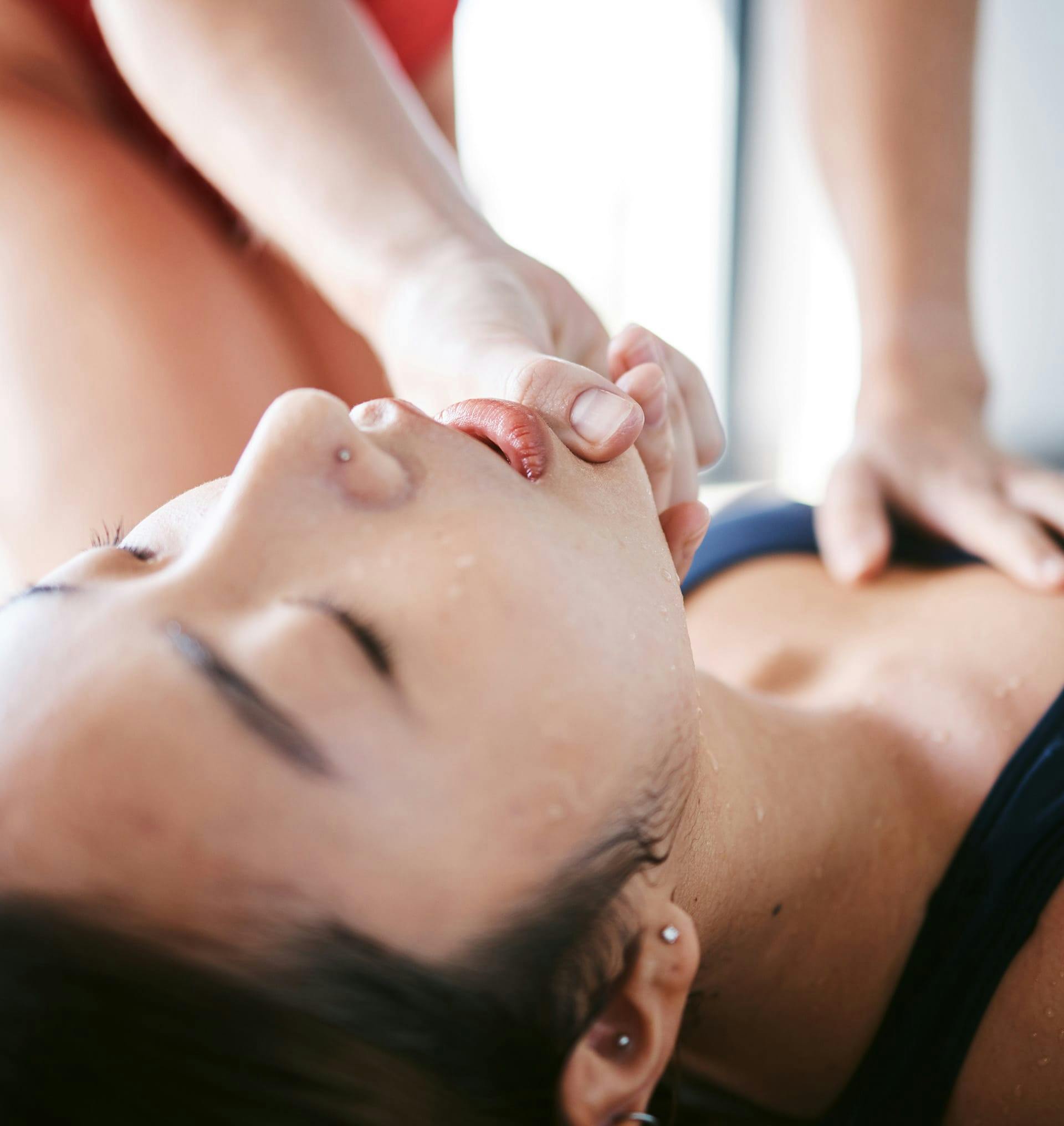 woman about to receive cpr