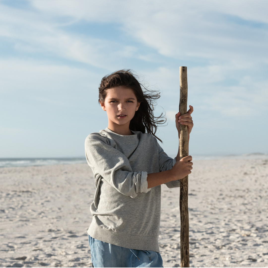 Vattenfall lens over girl at the beach