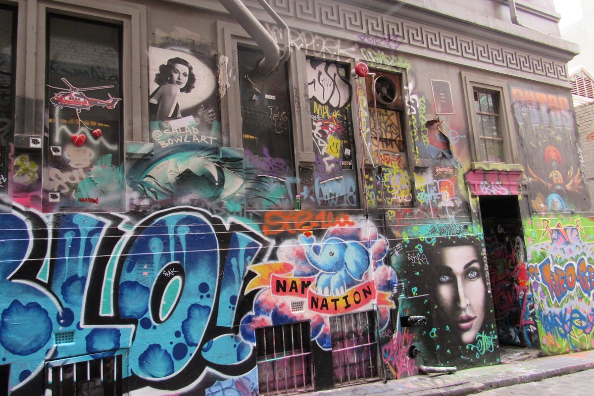 Una foto de un típico callejón en Melbourne con graffiti