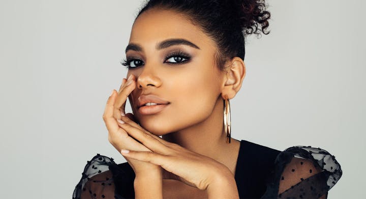 Smiling woman resting head in hands