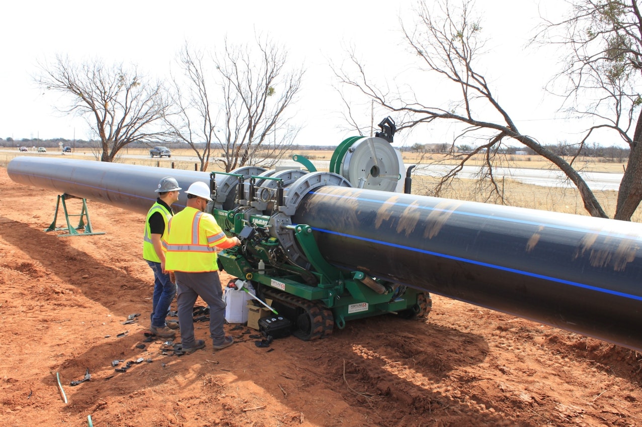 Two tradies join a HDPE Fusion pipe