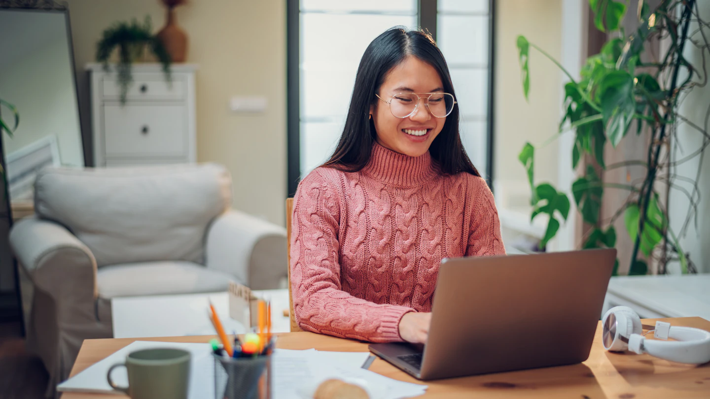 PSK Elit Girl on Laptop