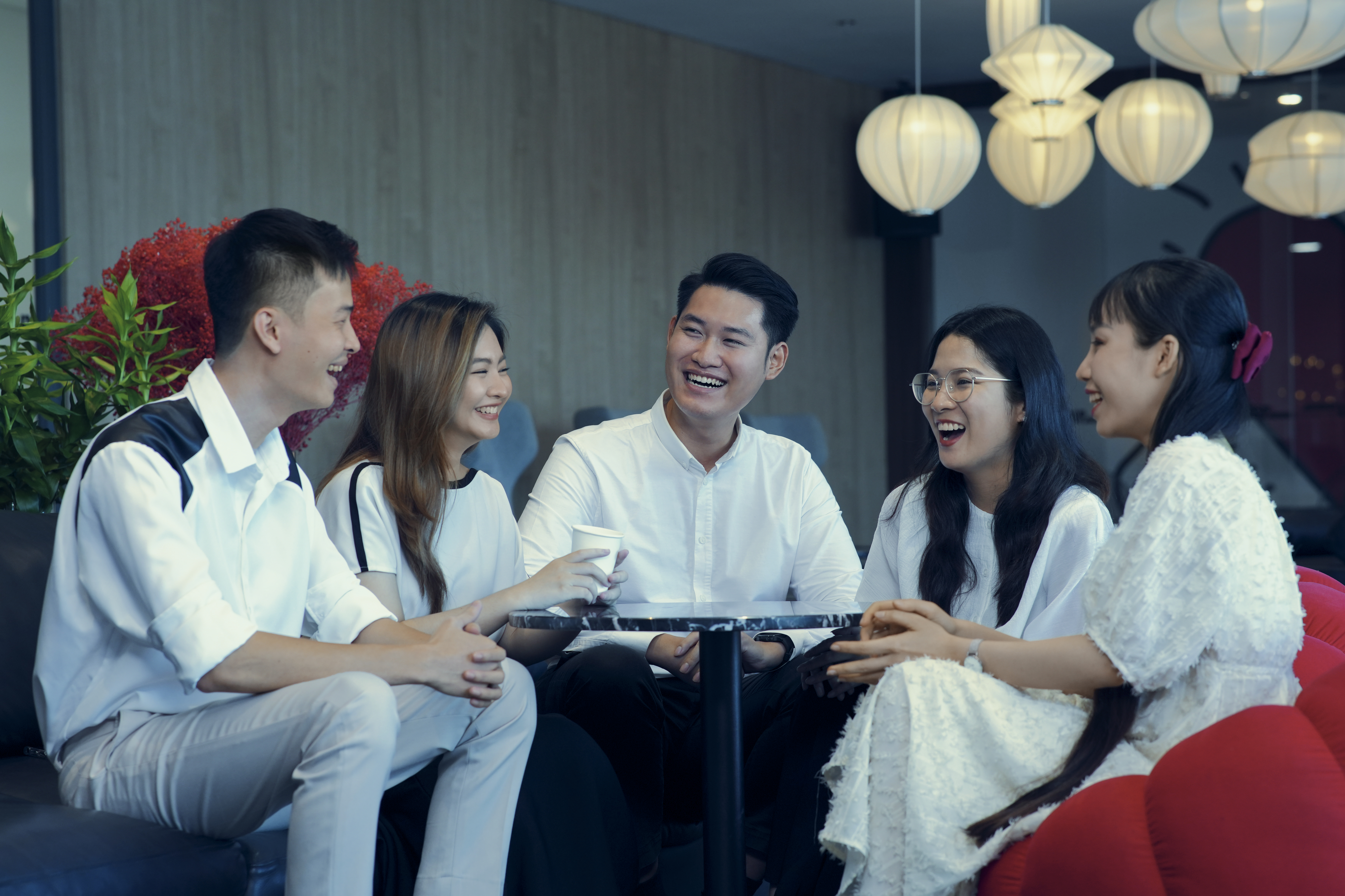 VN - group of people at an office