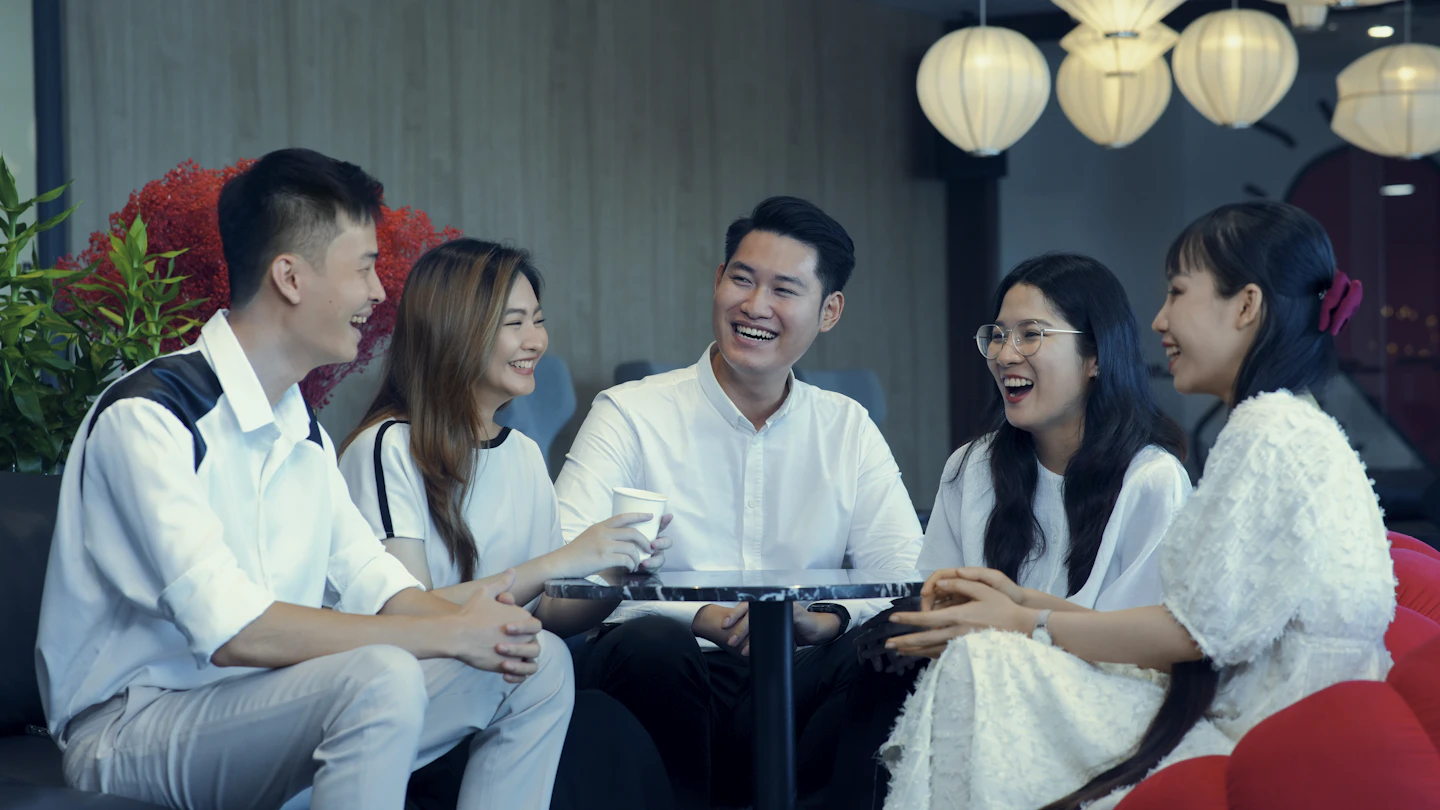 VN - group of people at an office