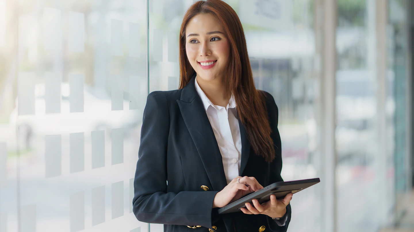 VN Expertise Woman in office