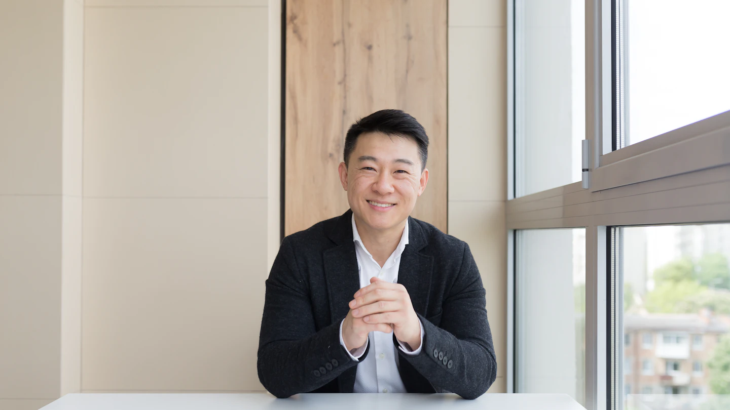 VN Job Seekers Man office table