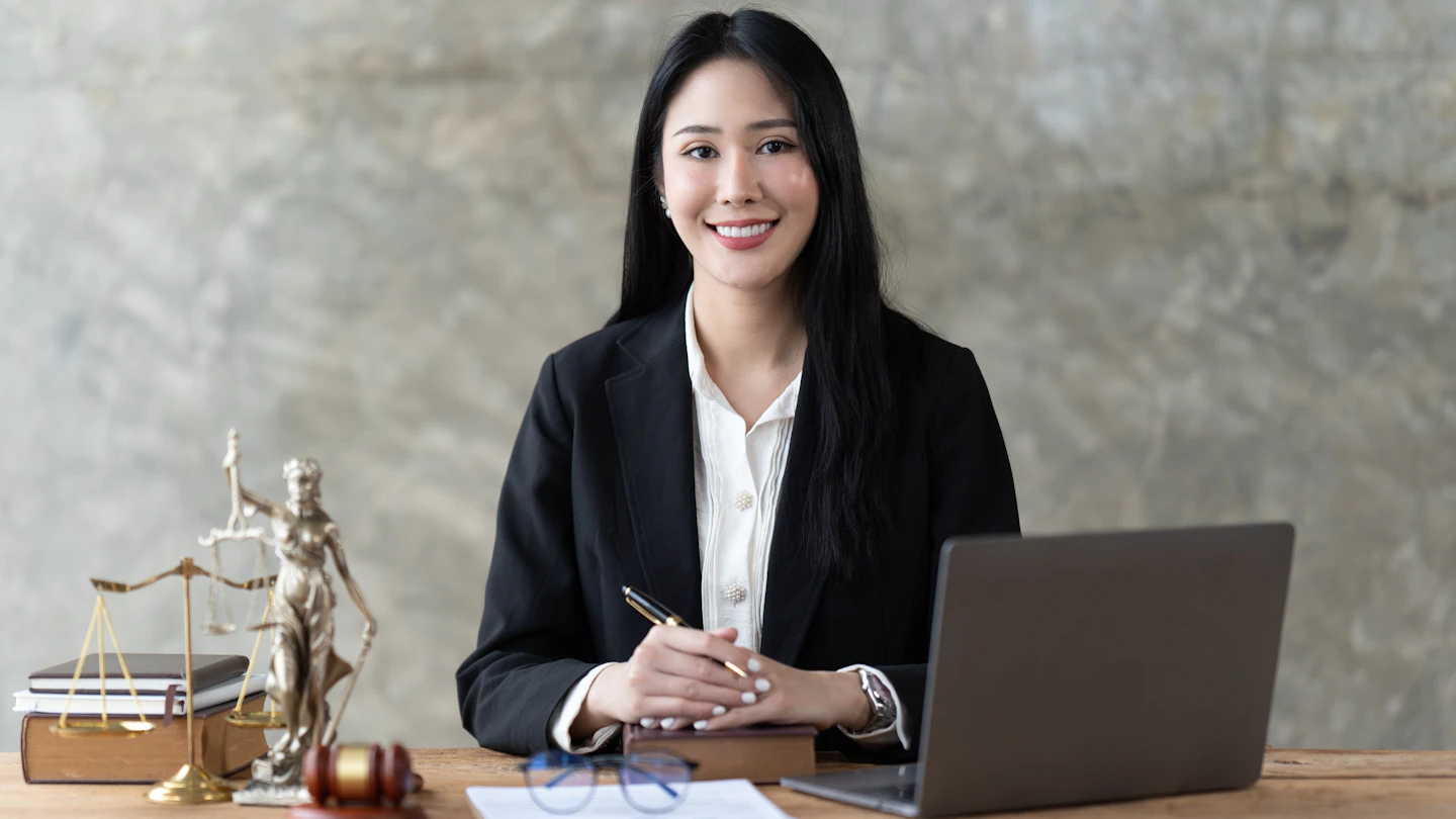 VN Supply Chain Woman in office