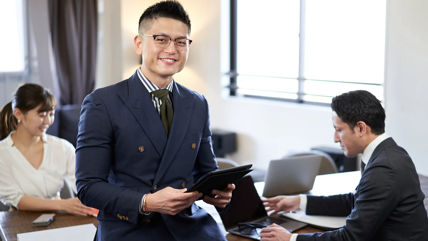 VN IT Man with tablet