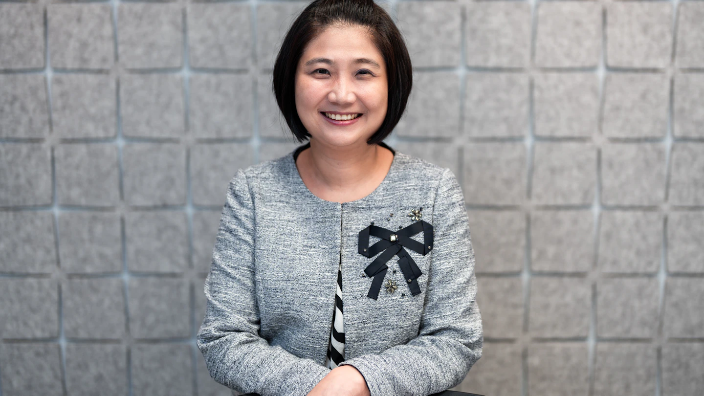 TW services Woman in office