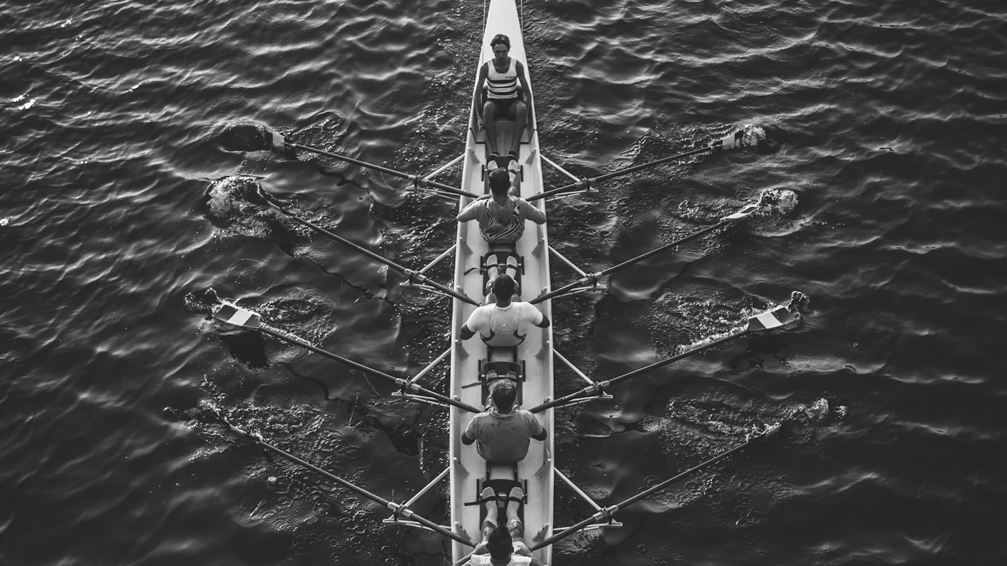 モチベーション people riding boat on body of water