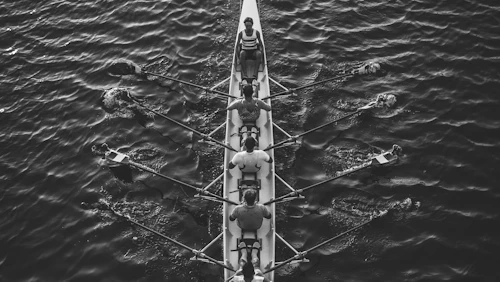 モチベーション people riding boat on body of water