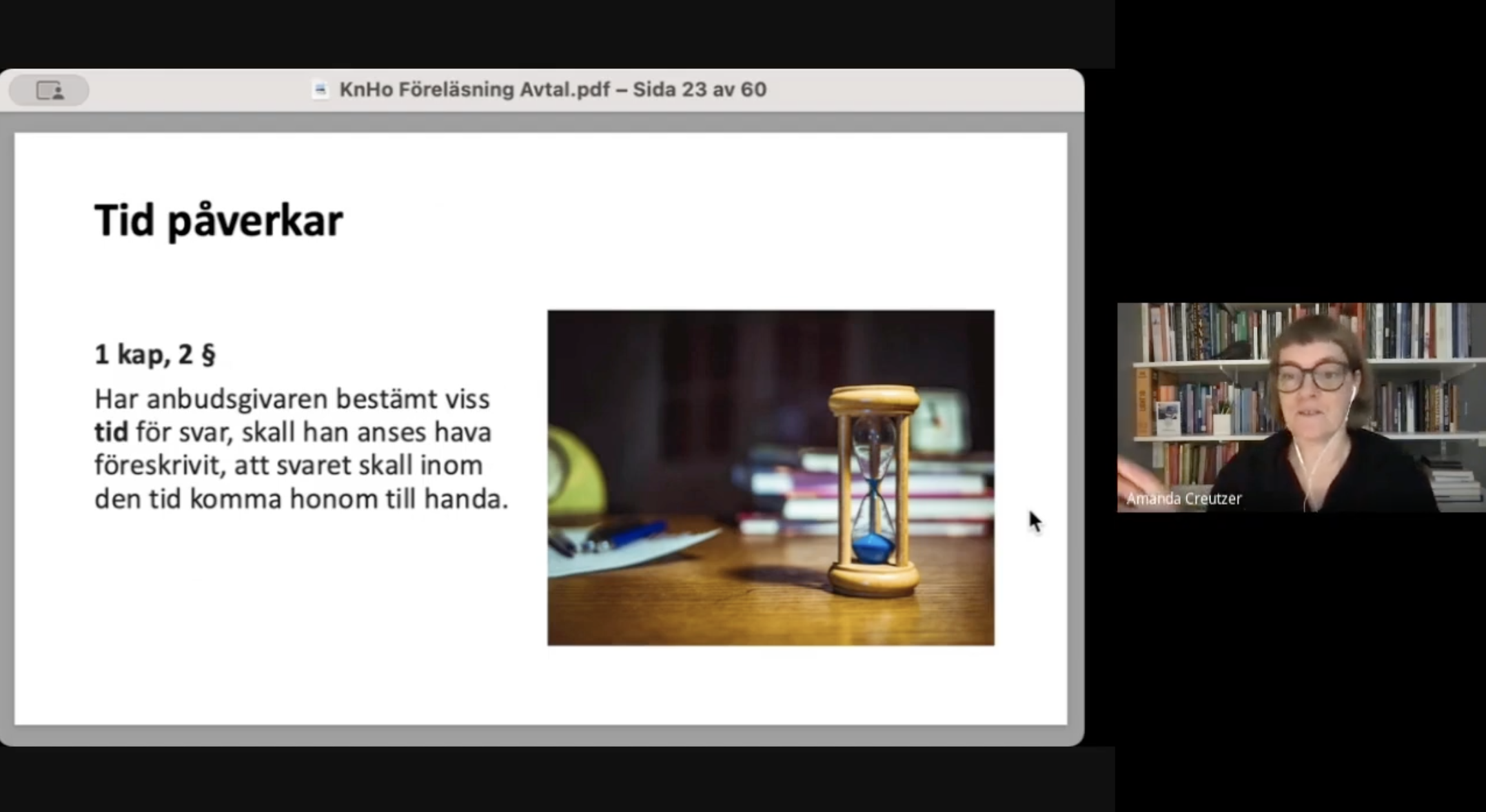 Skärmavbild från föreläsningen, bild på timglas bland böcker samt texten "Tid påverkar"