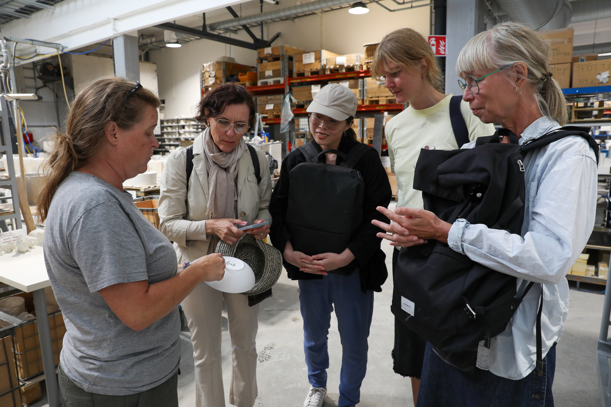 Marie Bohjort, personalchef på Gustavsbergs porslinsfabrik och deltagare från KnowHow. Foto: Sandra Vitaljic.