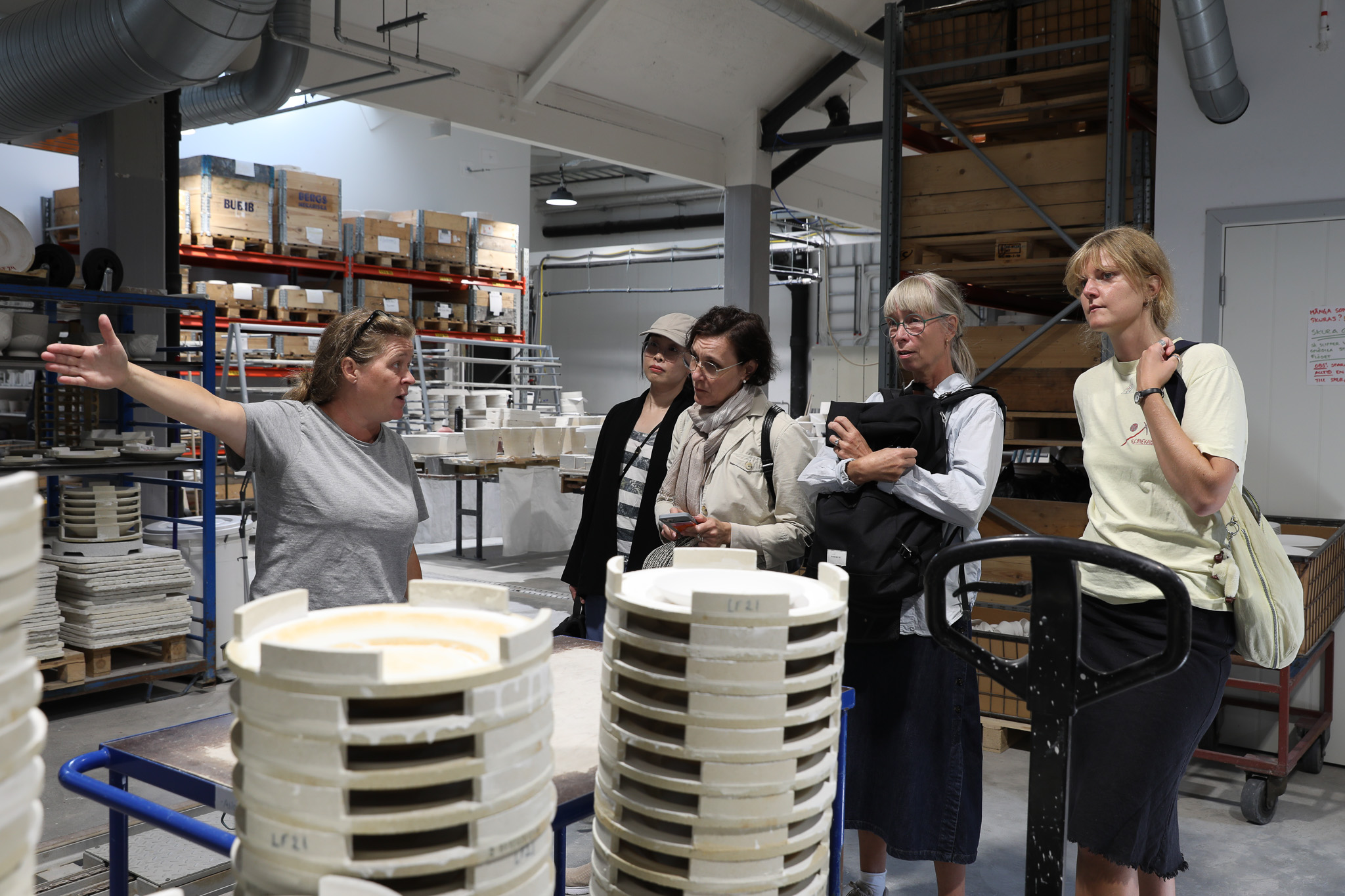 Marie Bohjort, personalchef på Gustavsbergs porslinsfabrik och deltagare från KnowHow. Foto: Sandra Vitaljic.