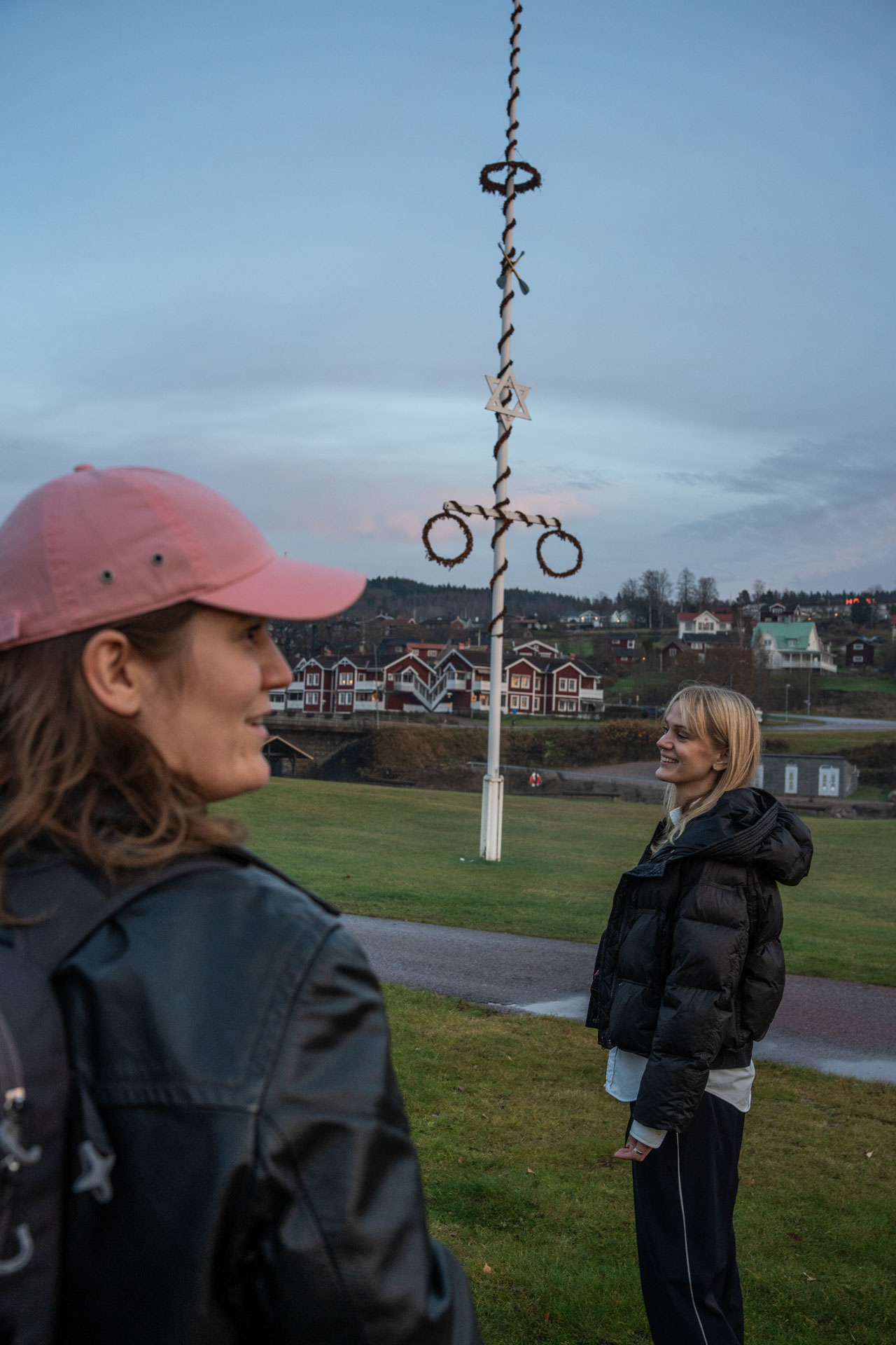 Konstnären Siri Bertling Kara och Felicia Troedsson Friberg, utställningsproducent på Rättviks konsthall. Foto: Sofia Ekström.