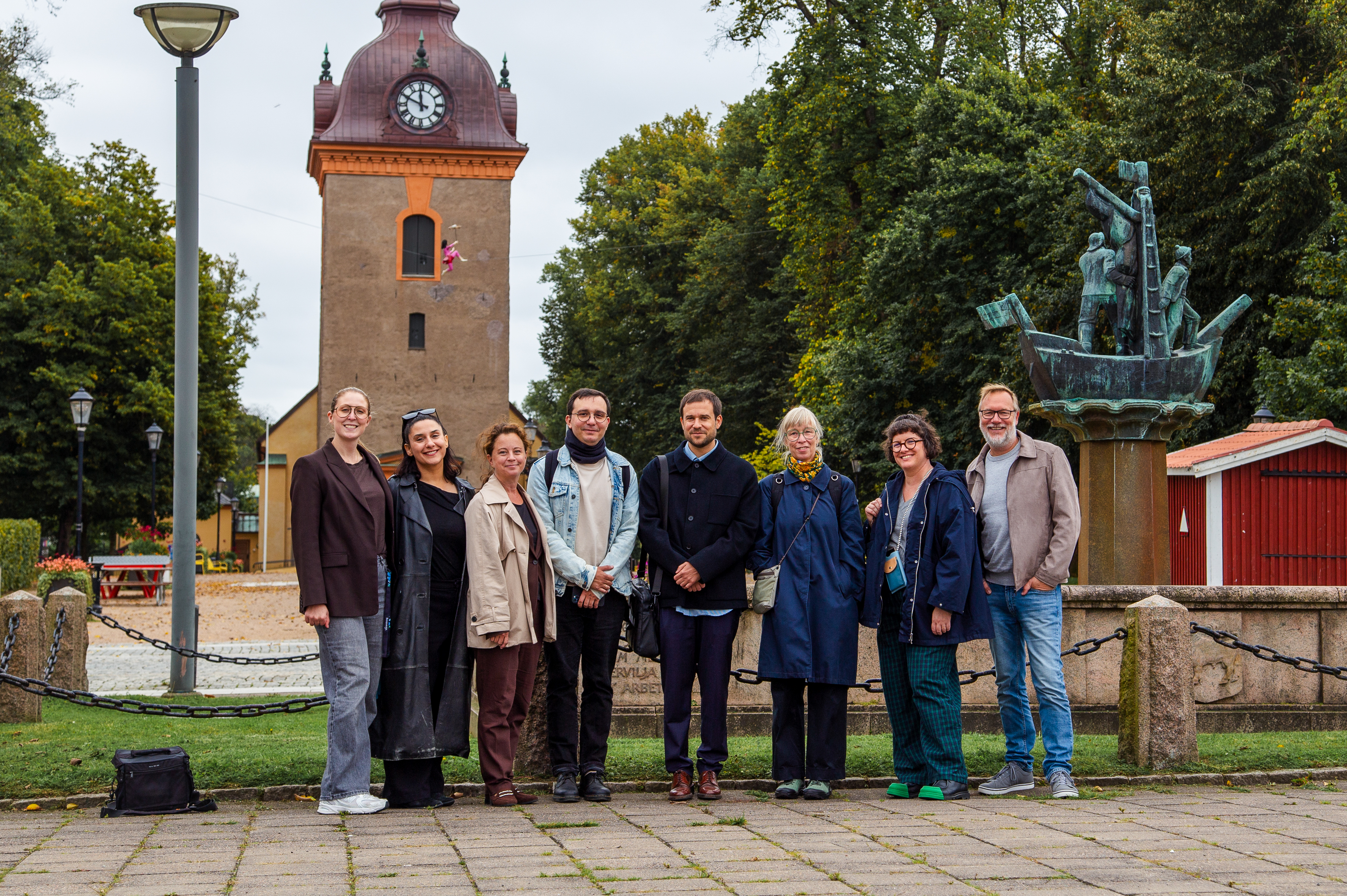 Foto: Pål Castello från vänster Beatrice Karlsson, Stadskärneutvecklare, Saranda Azemi, Paula Pelli, verksamhetschef Kultur, Oleksii Pavlusenko,konstnär, Pablo Encinas Alonso, konstnär, Åsa Mårtensson, projektledare för KnowHOw, Ludivine Thomas Andersson, konstnär och Martin Staude, stadsarkitekt. Foto: Pål Castello.