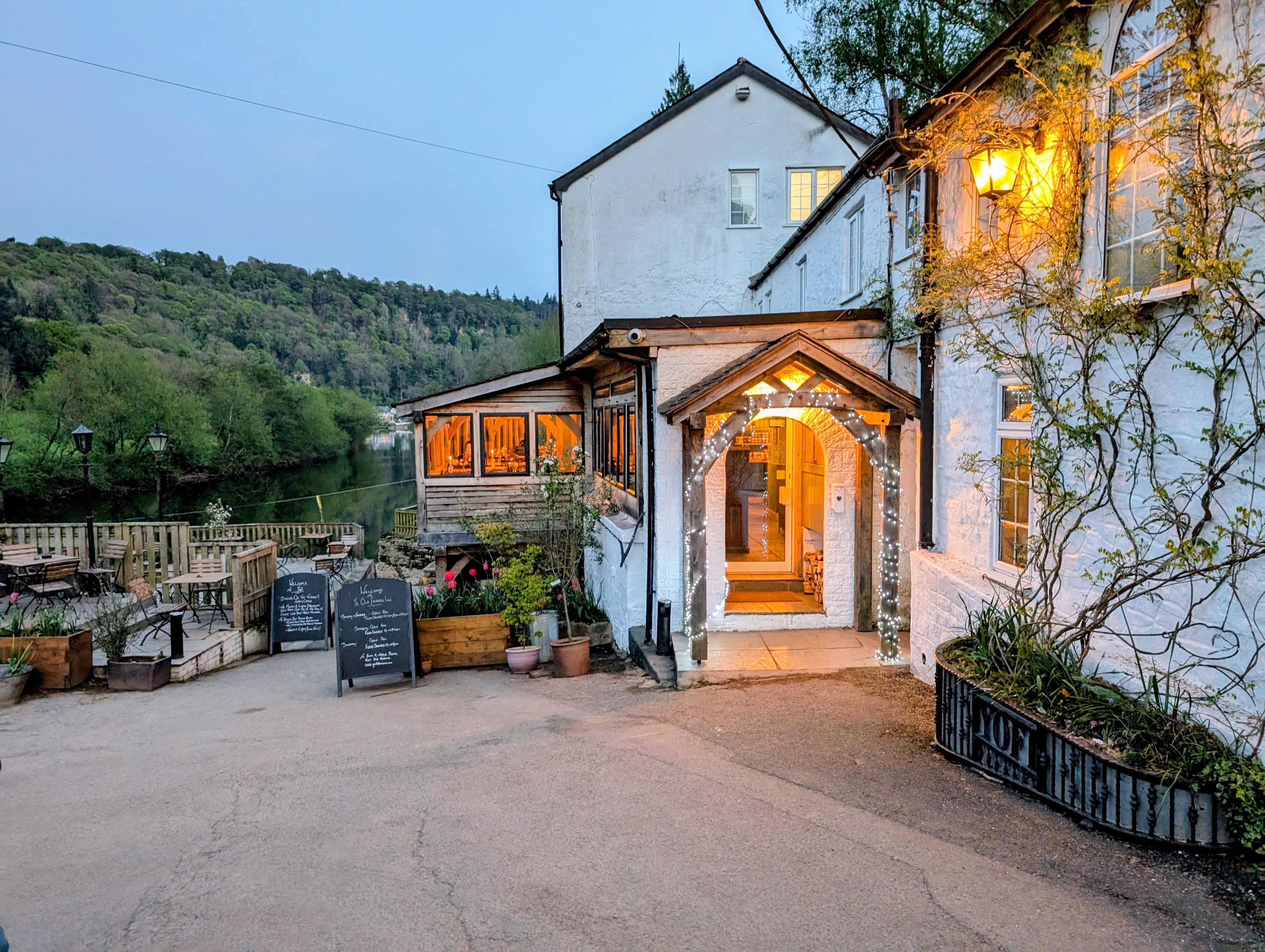 Ye Old Ferrie Inn Dusk