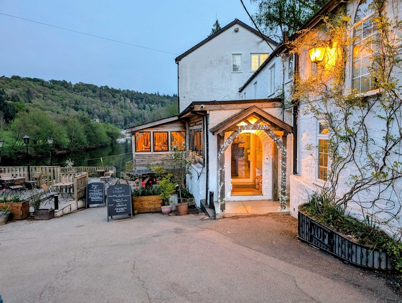 Ye Old Ferrie Inn Dusk