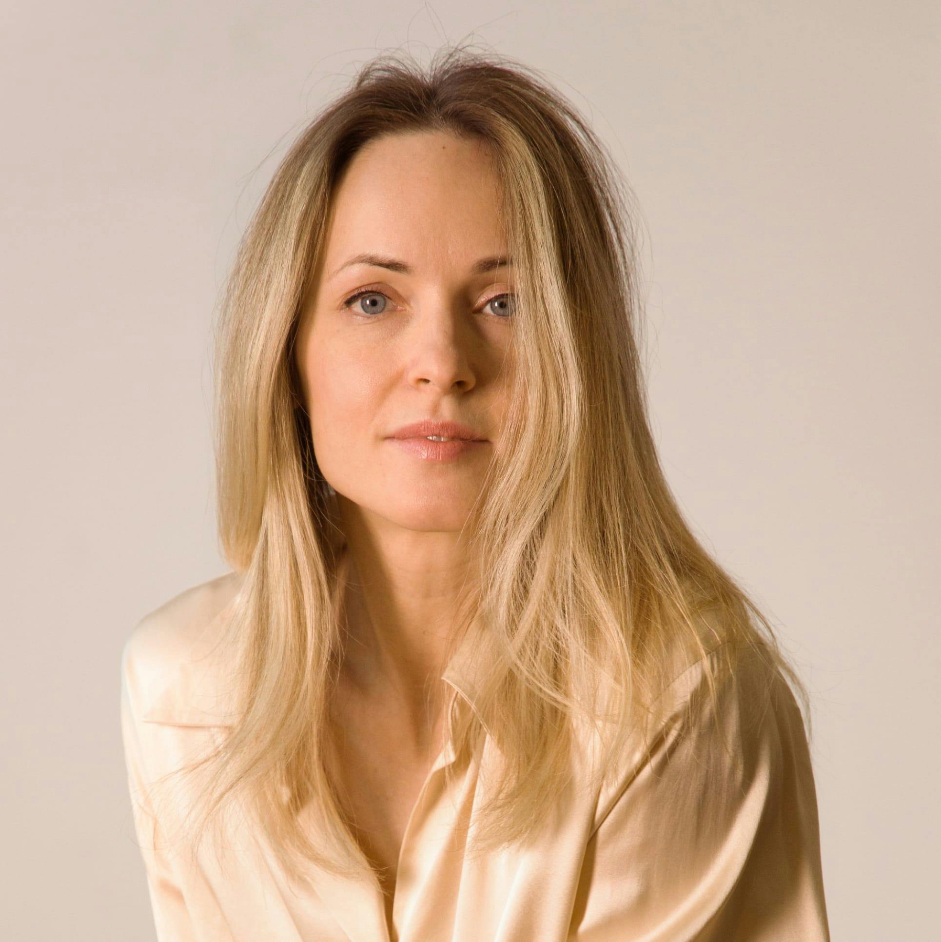 Woman with blond hair, looking at the camera