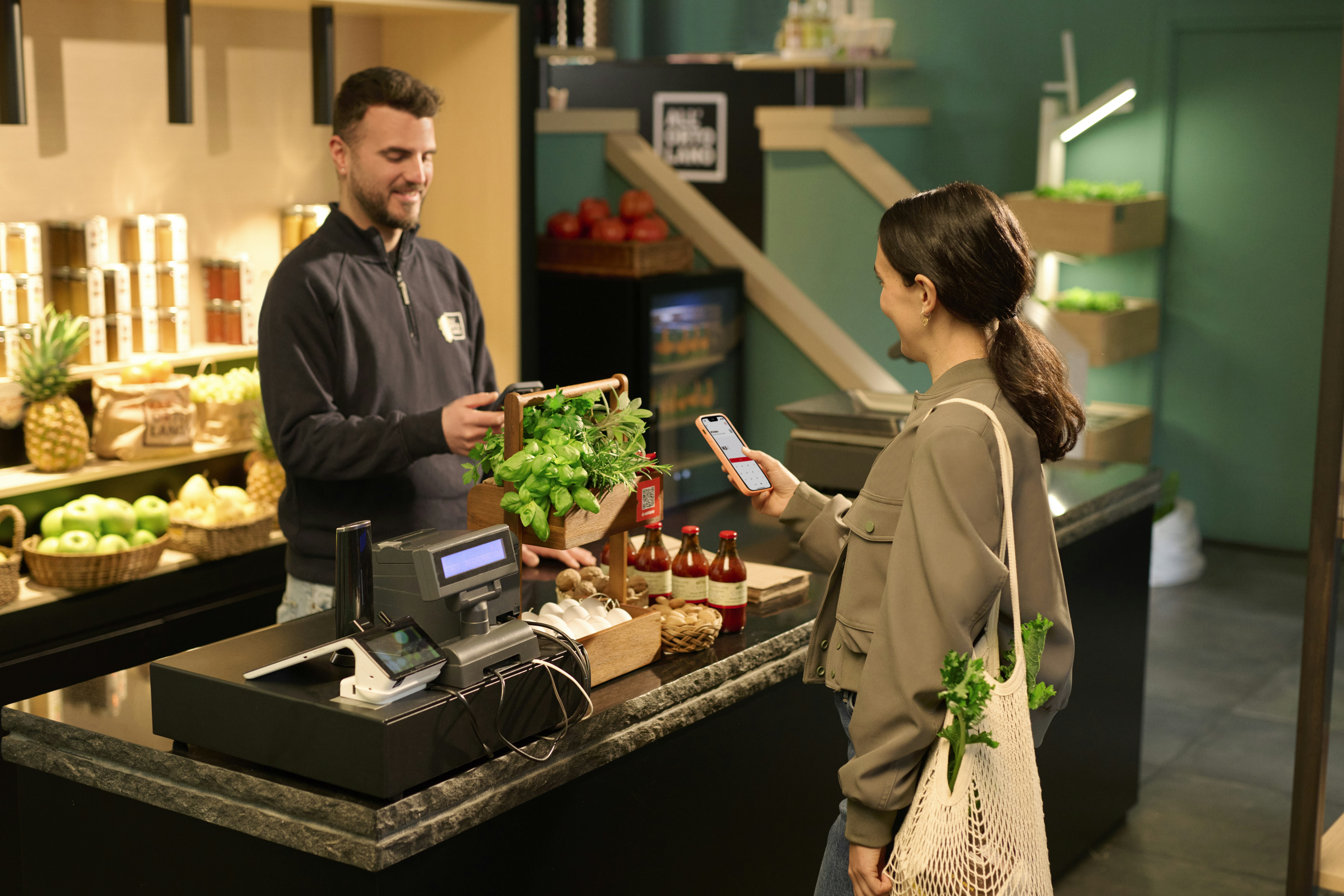 Una donna fa le spese in un negozio locale e paga con Satispay