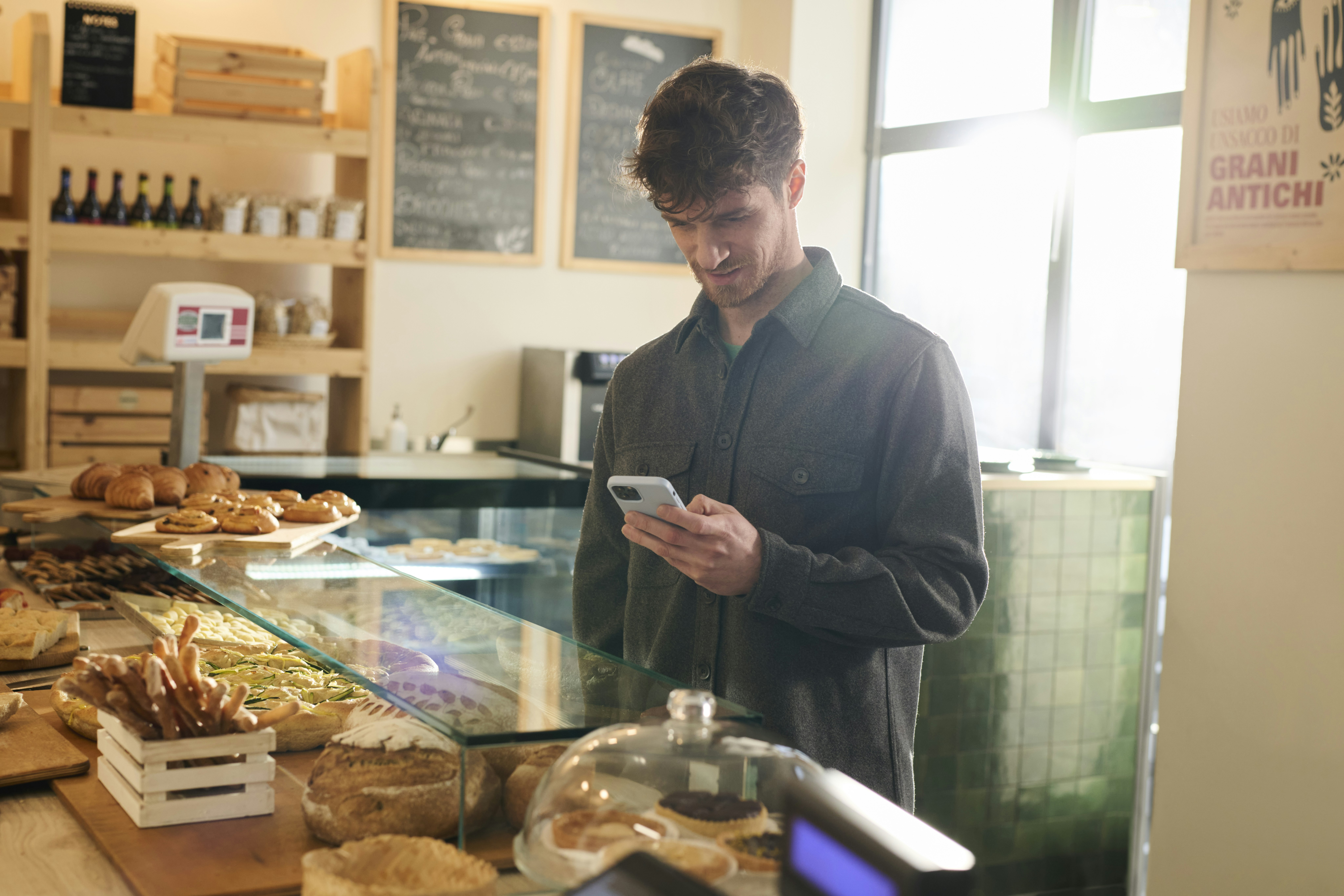 Un uomo usa Satispay in un negozio per pagare