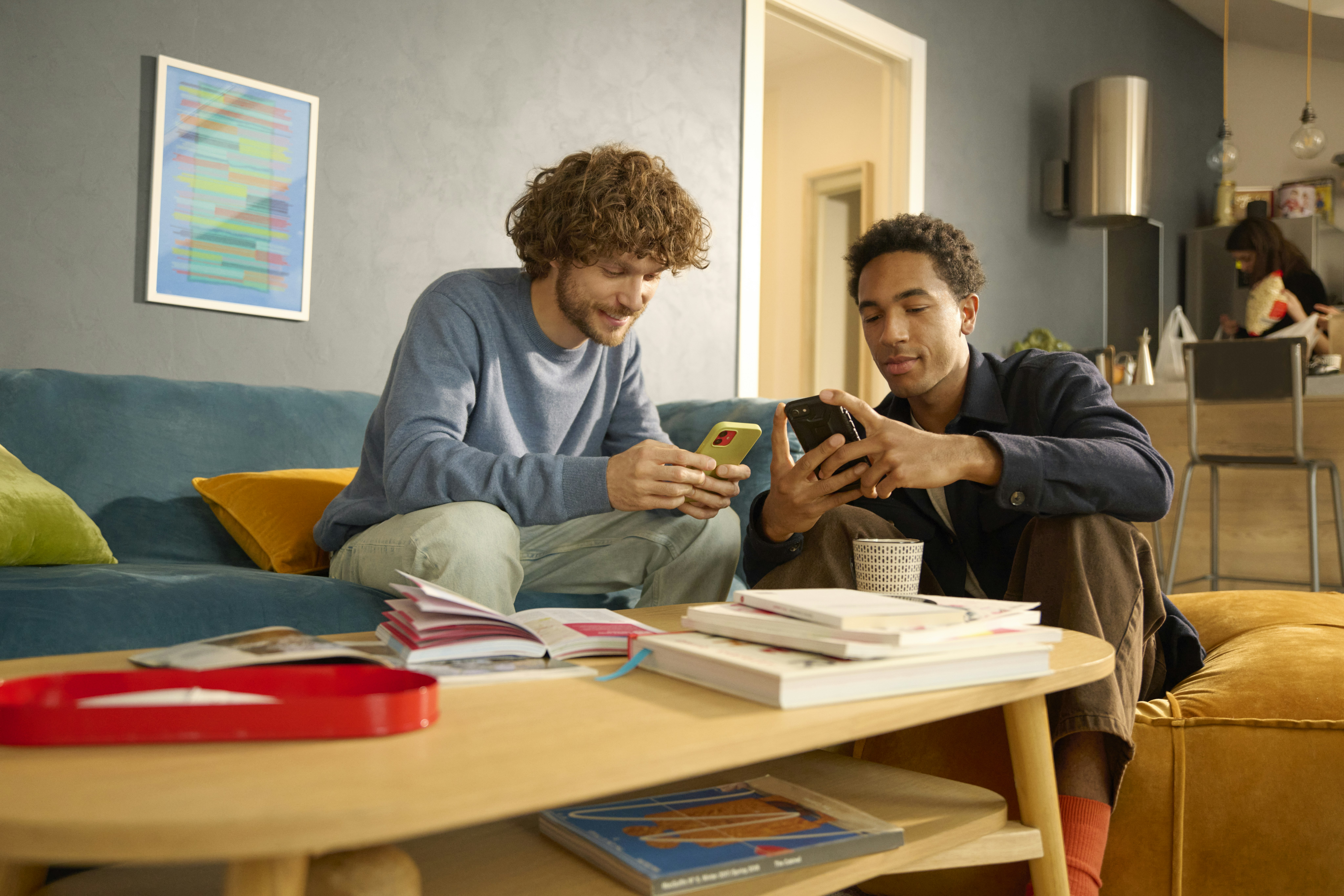 Uomini che pagano il bollo del loro veicolo con Satispay