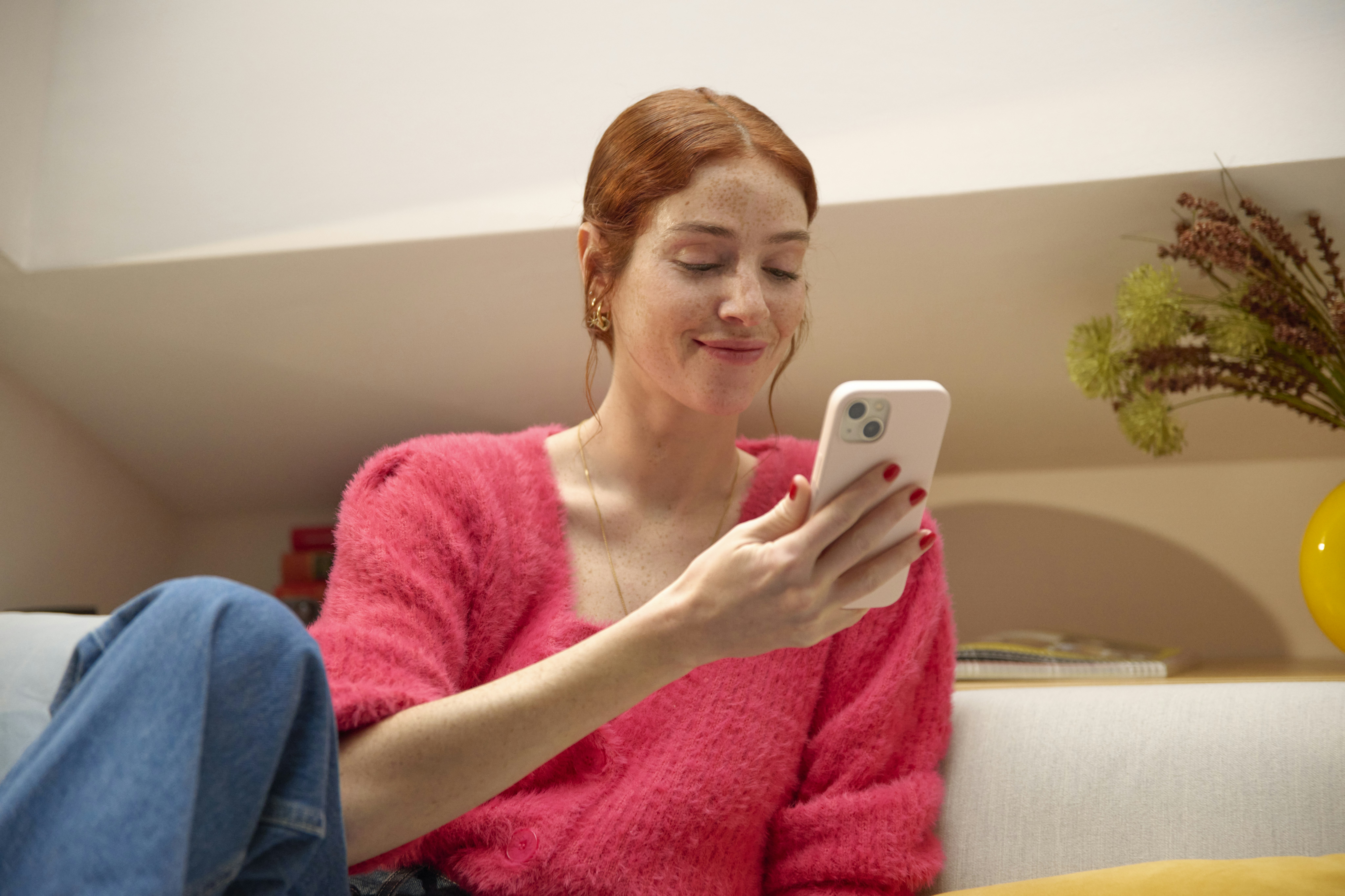 Una persona usa l'app Satispay dal suo smarphone