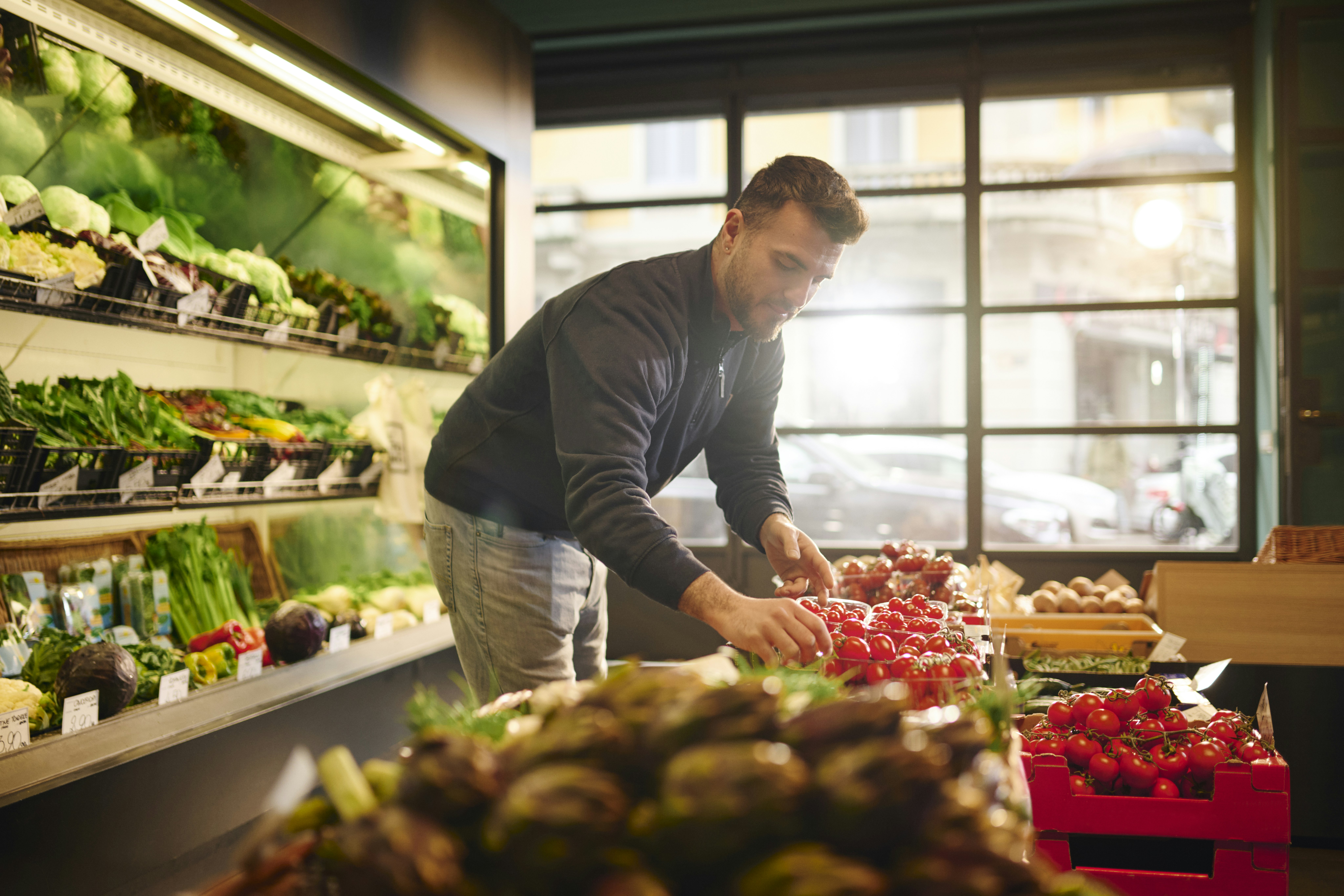 Un'esercente ordina le sue merci che venderà anche con Satispay Business con costi convenienti