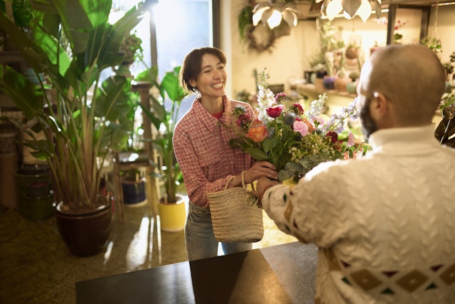 Un esercente vende un mazzo di fiori con Satispay Business
