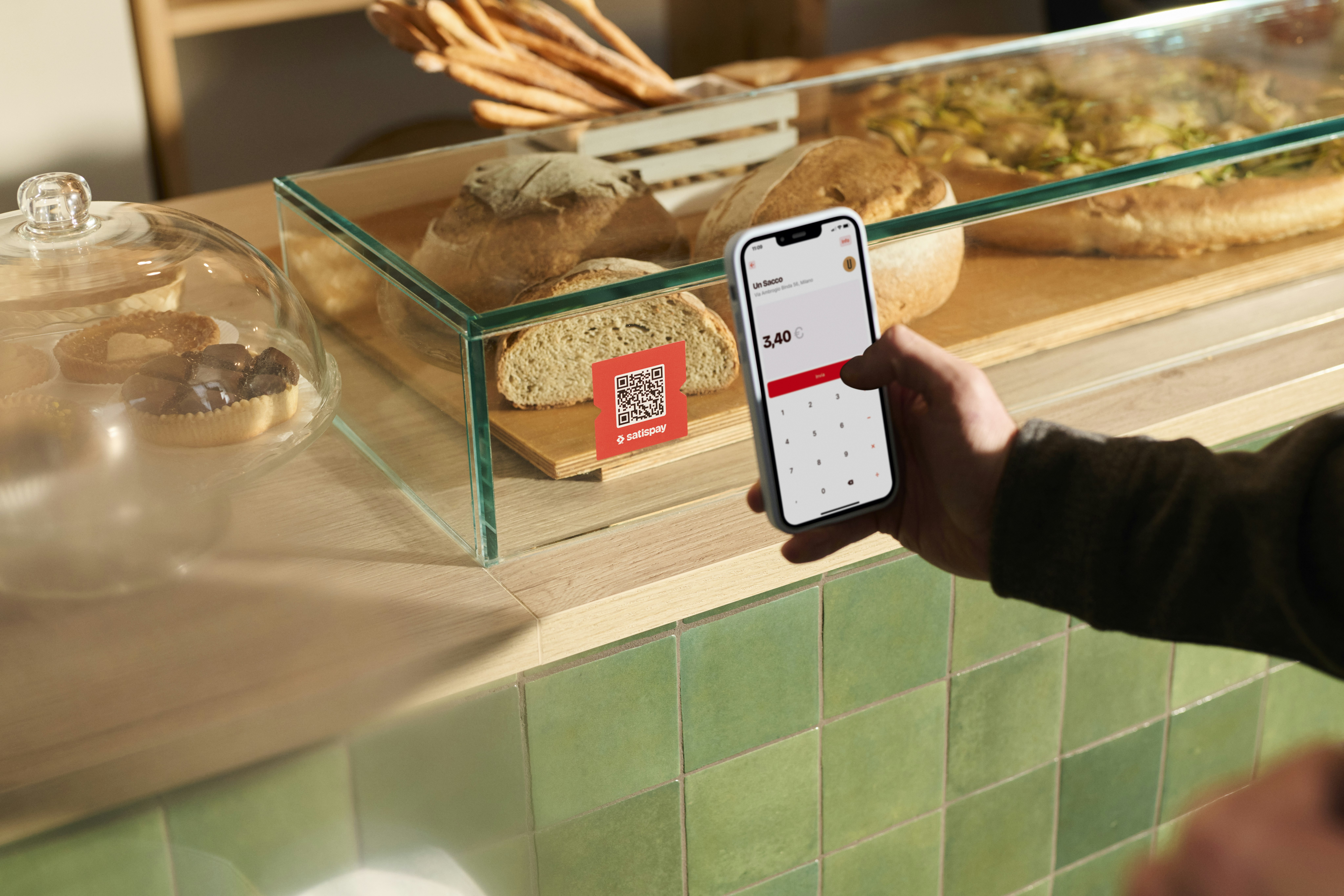 Un cliente paga con Satispay grazie al QR code piazzato sul banco