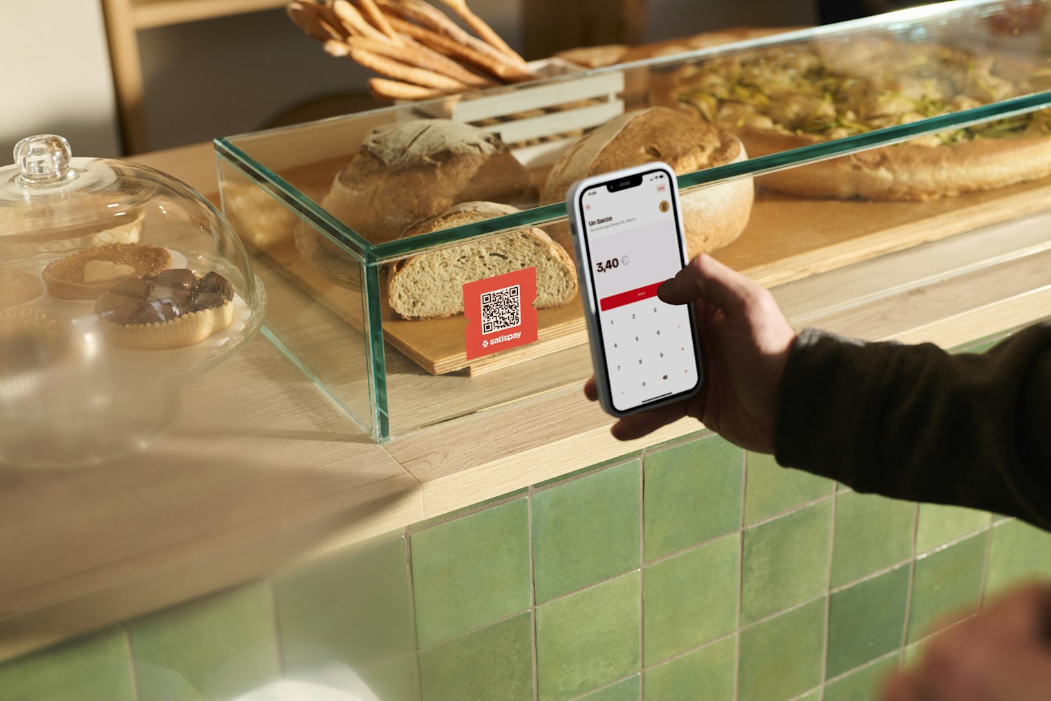 Un cliente paga con Satispay grazie al QR code piazzato sul banco